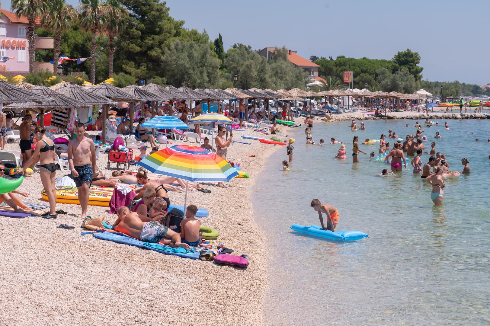 Cijene najma apartmana kreću se od 50 eura sve do 1500 za jednu noć. Vir ima
17 kilometara uređenih plaža, a na ostalih 15 kilometara otoka i dalje se može kupati na divljim,
prirodnim plažama