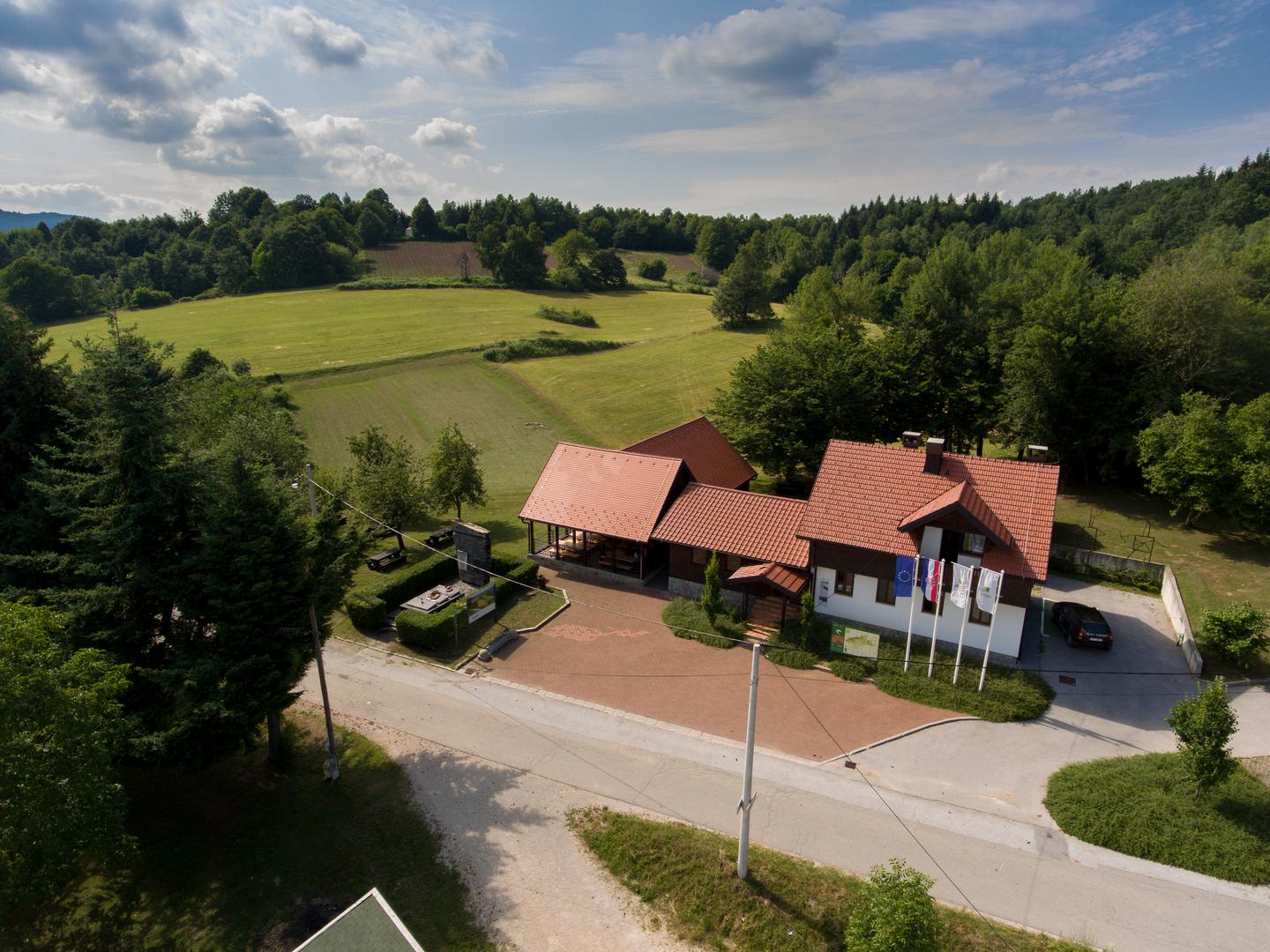 Eko-centar Budinjak u središtu je nalazišta koji se pruža na 60.000 m2, a gdje su iskopavanja započela još 1984. godine