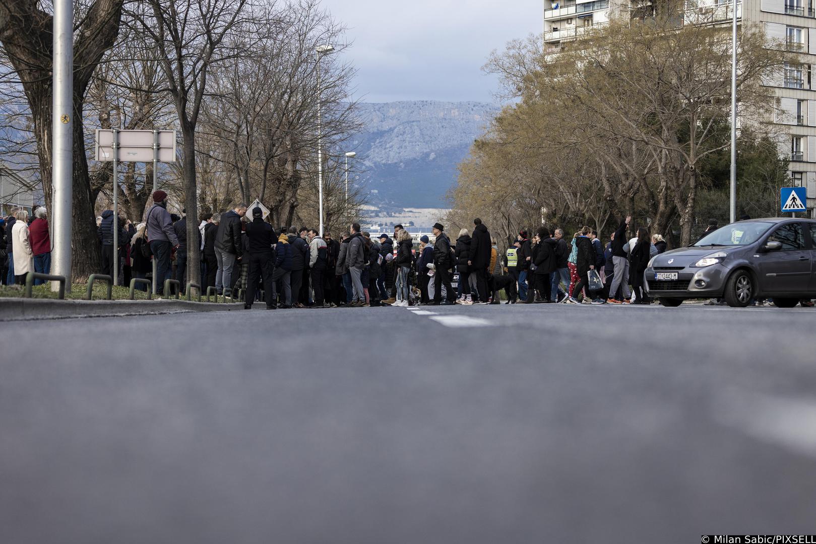 24.02.2023., Split - Stanovnici splitskog kvarta Spinut stalnim prelaskom pjesackog prelaza ispred nebodera zaustavili su promet i poslali poruku Upravi grada protiv izgradnje pretovarne stanice. Photo: Milan Sabic/PIXSELL