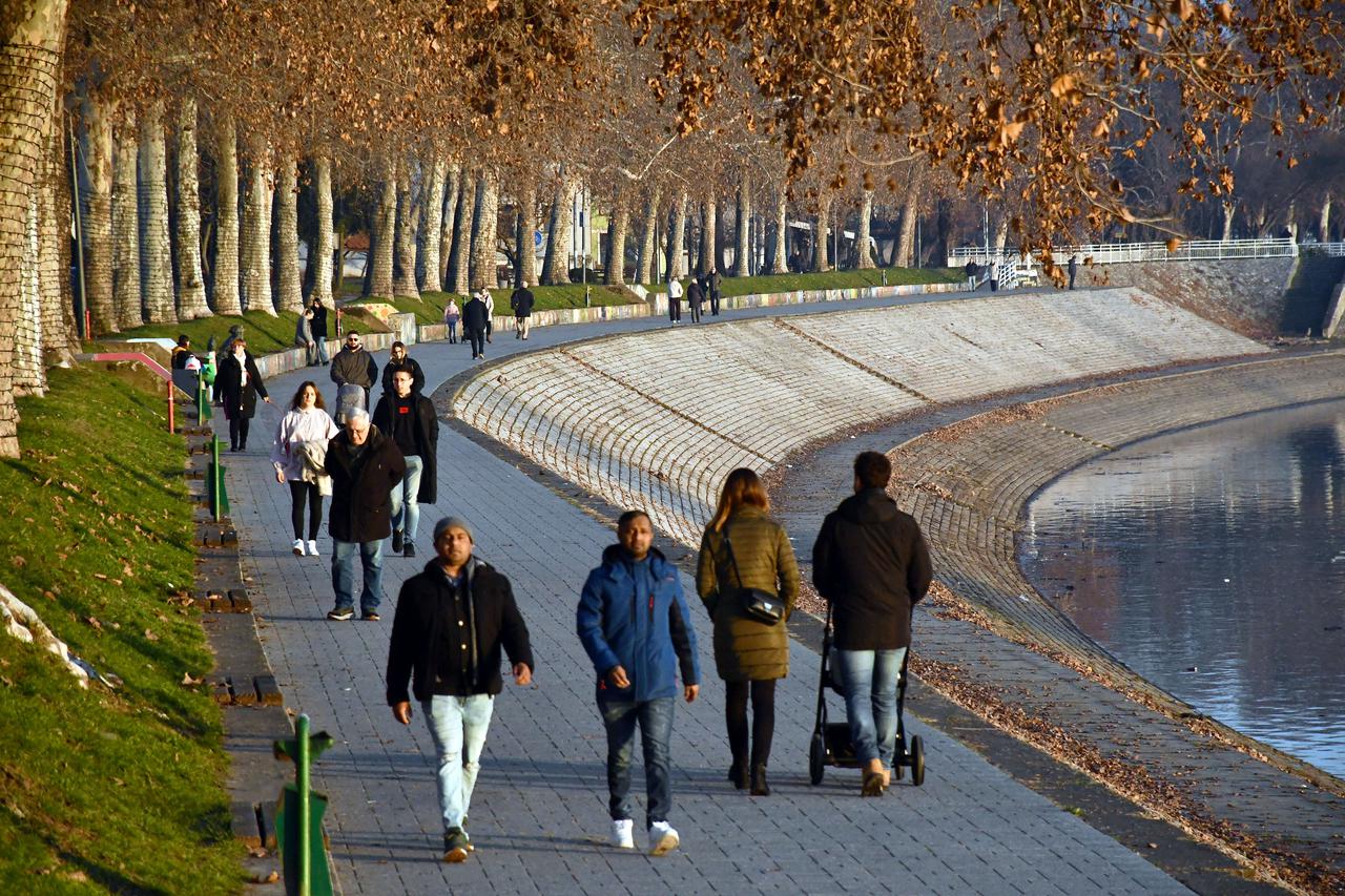 Slavonski Brod: Opuštena blagdanska atmosfera u središtu grada