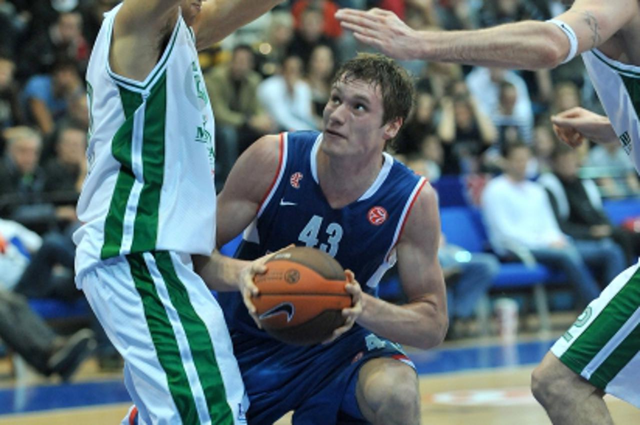 \'08.12.2010., Kosarkaski centar Drazen Petrovic, Zagreb - Euroliga, 8. kolo, Cibona - Montepaschi Siena. Leon Radosevic. Photo: Antonio Bronic/PIXSELL\'