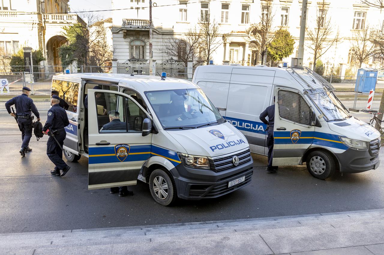 Na Županijski sud u Osijeku privedena petorica muškaraca osumnjičenih za krijumčarenje ljudi