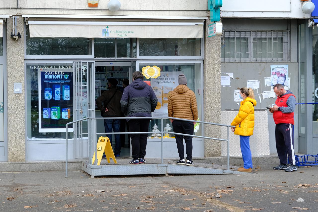 Zagreb: Gužva ispred ljekarne u Sigetu