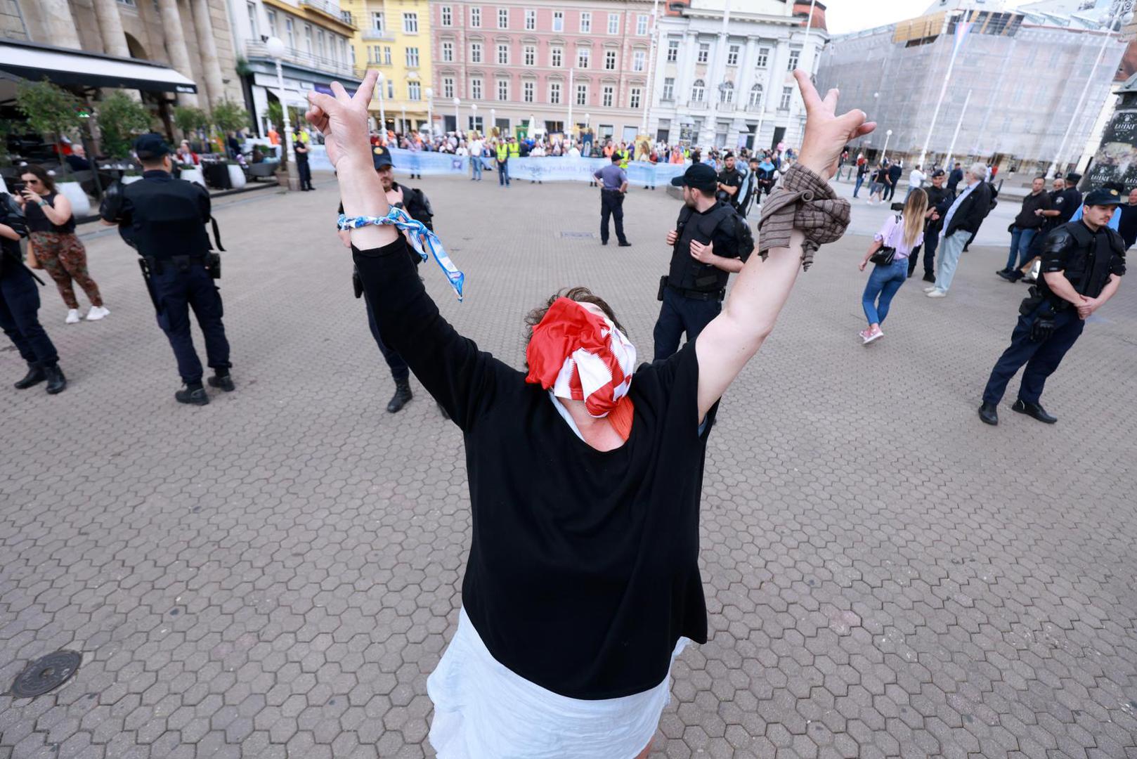 03.06.2023., Zagreb - Na Trgu bana jelacica okupilo se par desetaka prosvjednika protiv molitelja koji svake prve subote u mjesecu mole musku krunicu. Udruga Domino zajedno s umjetnicom Arijanom Lekic Fridrih ponovno, sedmi put za redom, prve subote u mjesecu organizira participativni umjetnicki performans Tiha misa. Photo: Sanjin Strukic/PIXSELL