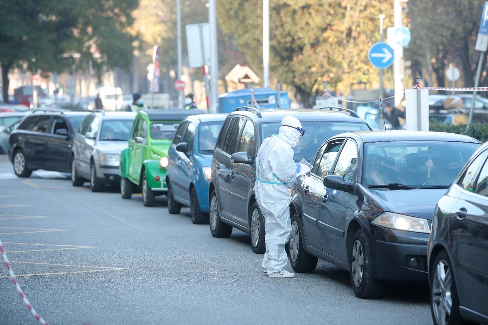 23.11.2020., Zagreb - Od danas u Zagrebu na 12 lokacija krece antigensko testiranje na koronavirus brzim testovima, ciji se nalaz dobiva za 15 minuta, a za sto je trenutno osigurano 50.000 testova. Organizaciju i testiranje pucanstva u Zagrebu u sto kracem vremenu provest ce Nastavni zavod za javno zdravstvo dr. Andrija Stampar i Dom zdravlja Centar - Dom zdravlja istok i Dom zdravlja zapad u kooordinaciji s Gradskim uredom za zdravlje. Dom zdravlja Zagreb - Zapad 1, Prilaz baruna Filipovica 11, testiranje na koronavirus. 
Photo: Goran Stanzl/PIXSELL