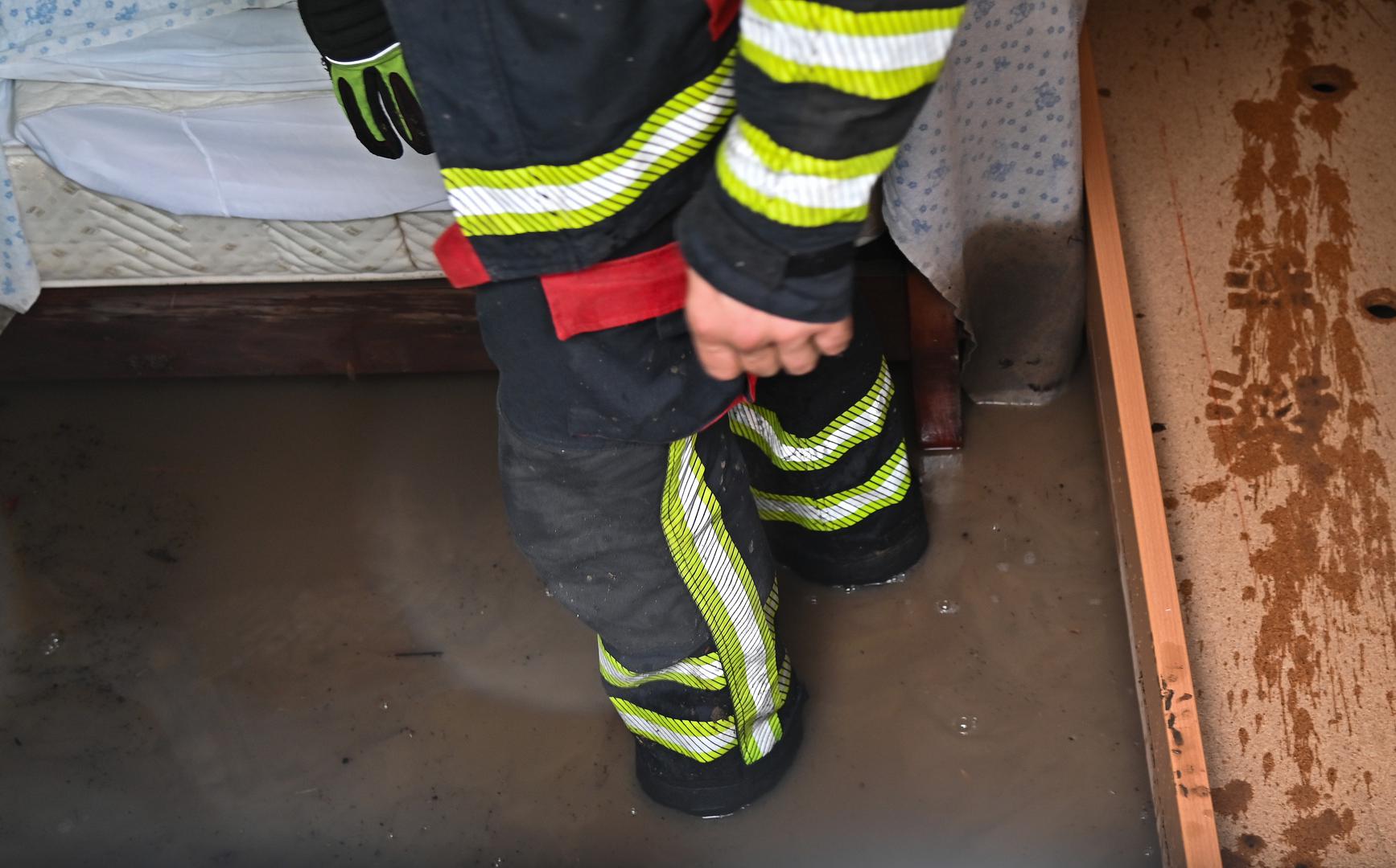 05.10.2024., Podgora - Jako nevrijeme gdje je palo do 140 litara kise po cetvornom metru strovilo je bujice na ulicama Podgore. Photo: Matko Begovic/PIXSELL