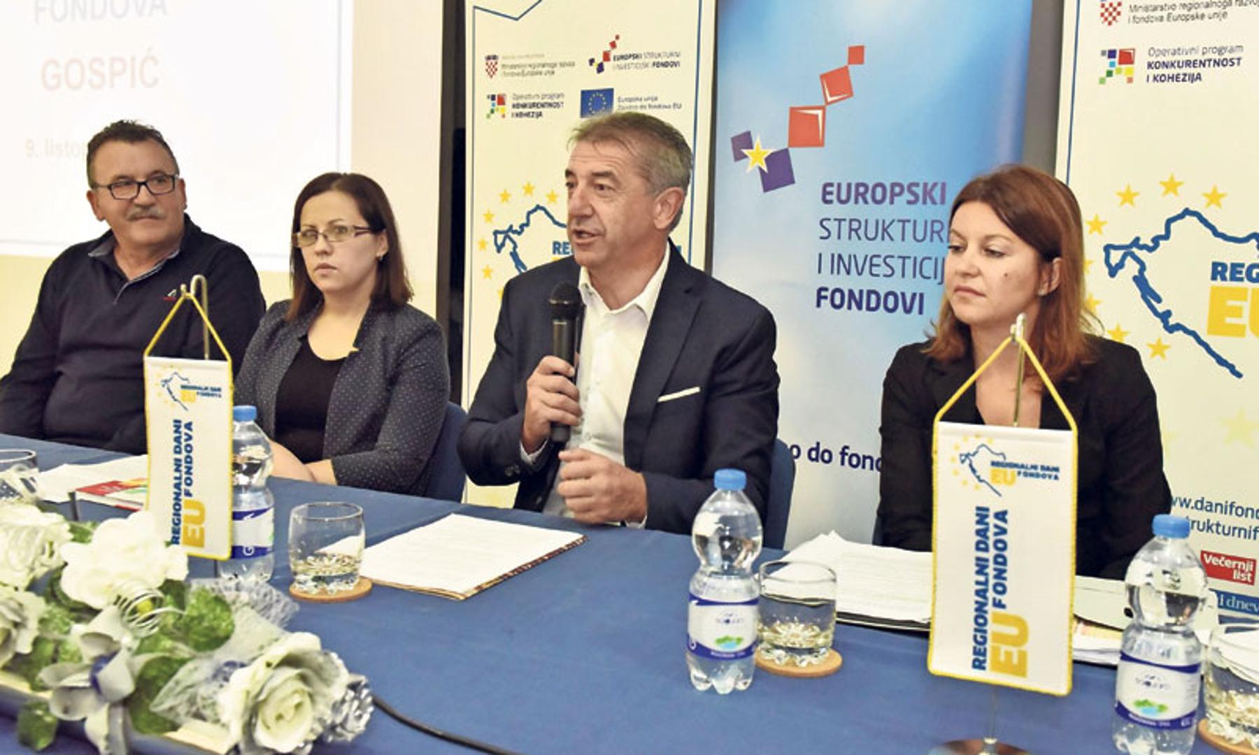 Na panel raspravi sudjelovali su Vladimir Tomaić iz Tomaić-Commercea, Ivana Starčevič iz LAG-a Lika, župan Darko Milinović i Martina Šuper Štampar iz LIRA-e