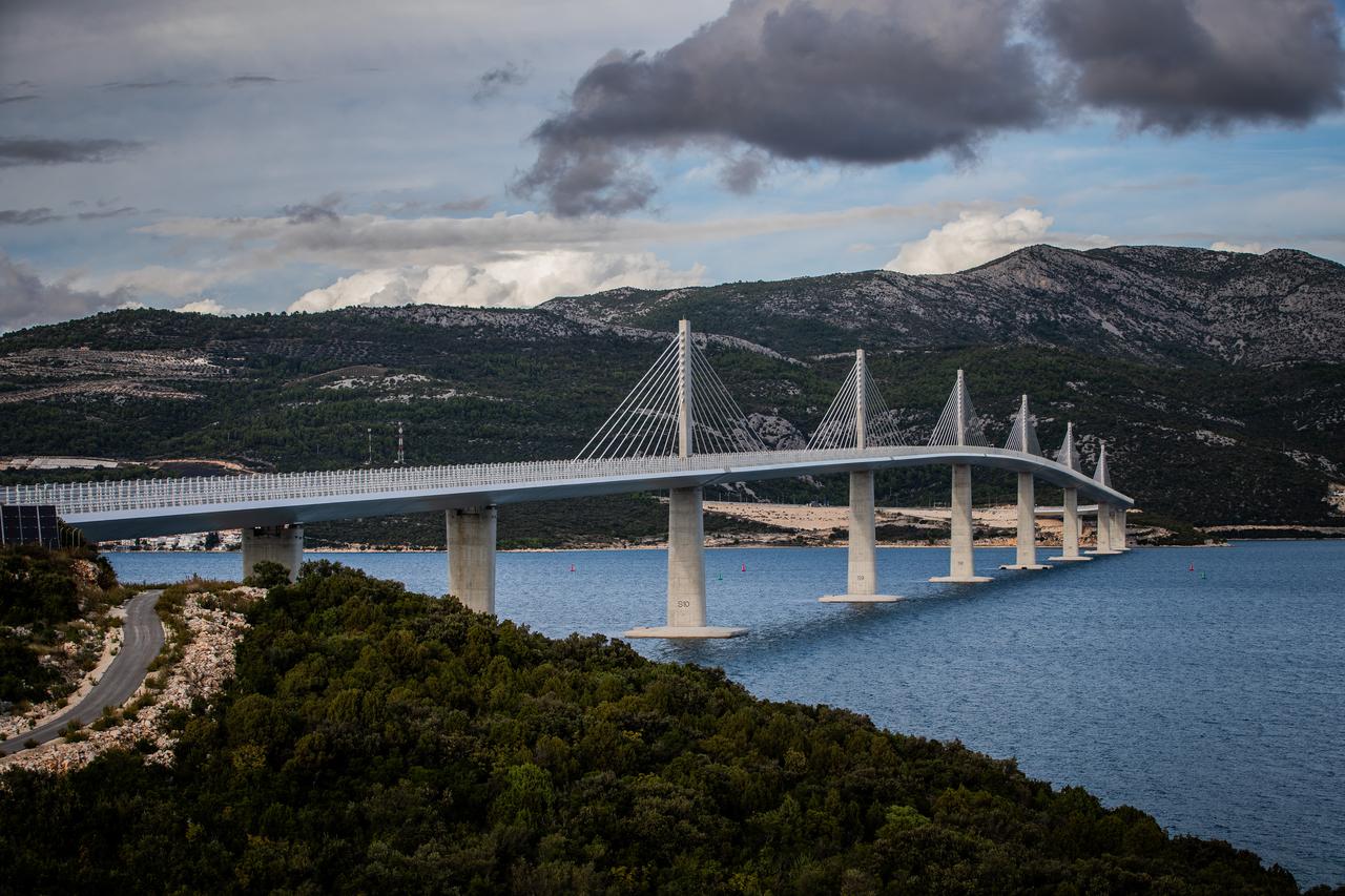 Oblaci iznad Pelješkog mosta