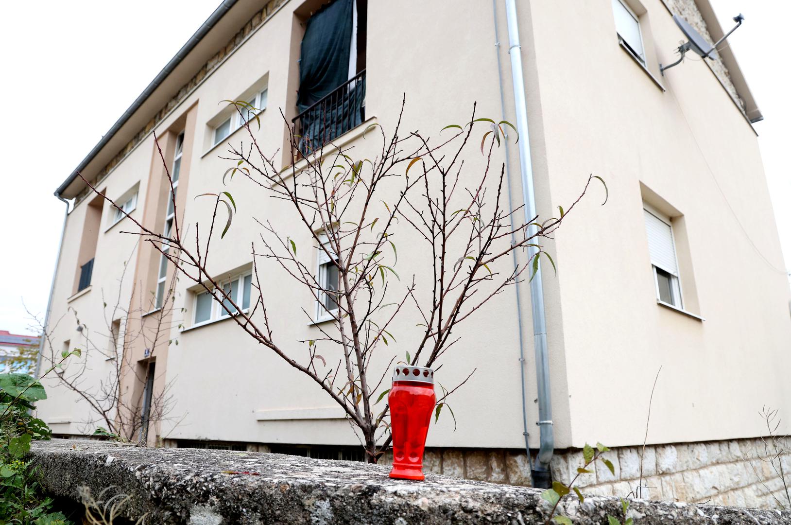 U ponedjeljak ujutro ispred zgrade u Kninu, u kojoj je eksplodirala bomba, upaljen je lampion, a fotografi Pixsella snimili su i staklo razbijeno uslijed detonacije.