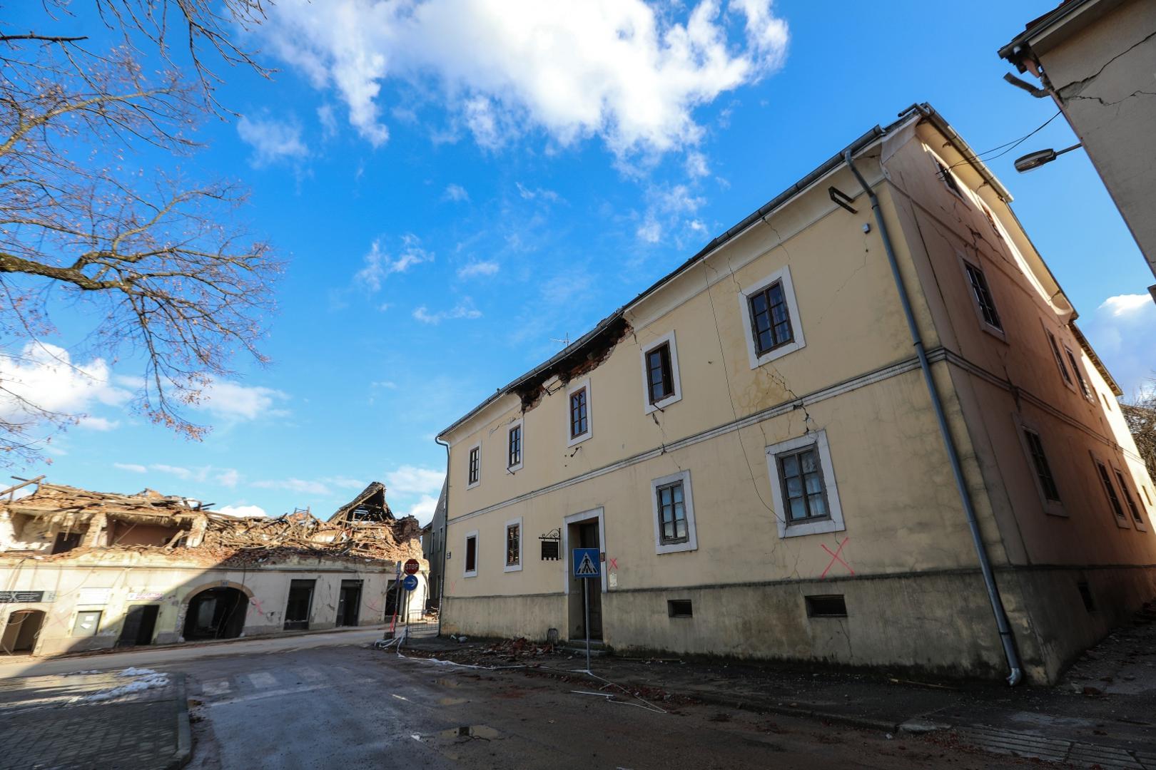 02.02.2021., Petrinja - Nakon tmurna i hladna vremena razrusenu Petrinju zagrijalo proljetno sunce. Prazan grad s pokojim prolaznikom djeluje sablasno.  
Photo: Robert Anic/PIXSELL