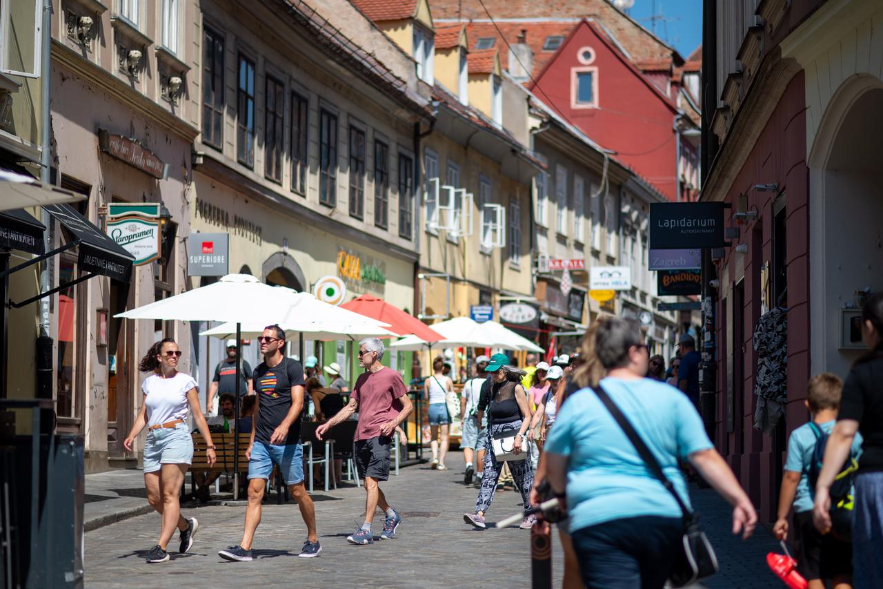 Zagreb: Turisti razgledavaju grad