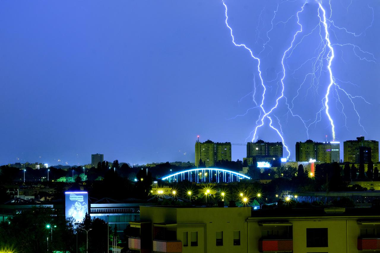 Oluja praćena munjama zahvatila područje Zagreba