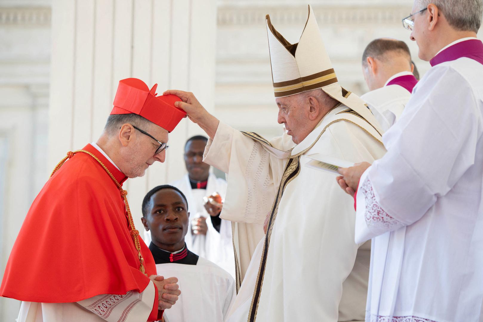 Pope Francis blesses new Cardinal Mons. Claudio Gugerotti, during a consistory ceremony to elevate Roman Catholic prelates to the rank of cardinal, in Saint Peter's square at the Vatican, September 30, 2023.    Vatican Media/­Handout via REUTERS    ATTENTION EDITORS - THIS IMAGE WAS PROVIDED BY A THIRD PARTY. Photo: VATICAN MEDIA/REUTERS