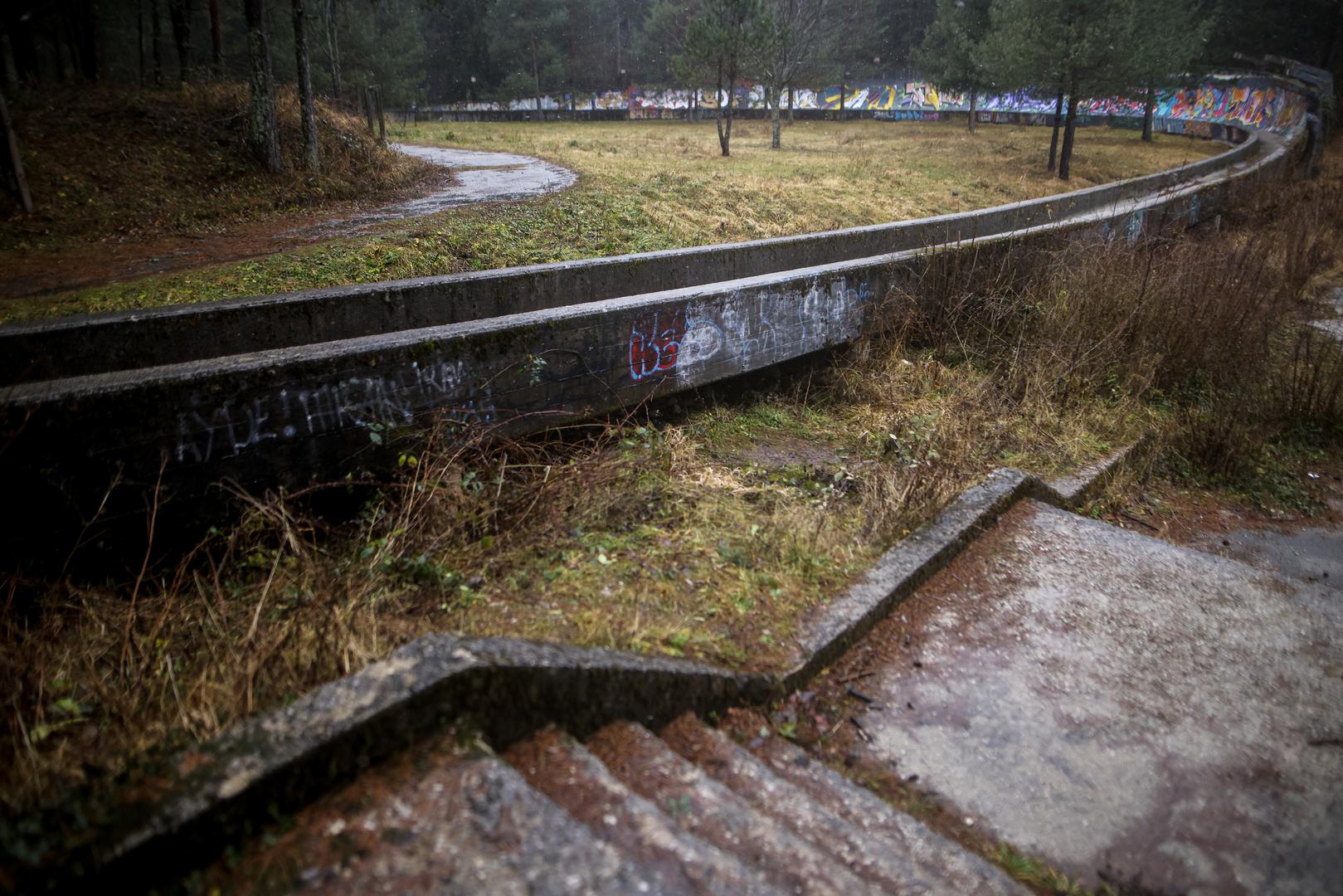 Spektakularno otvaranje olimpijskih igara na stadionu Koševo 8. veljače 1984. uz publiku od 60 tisuća ljudi i paljenje plamena Sande Dubravčić predstavljalo je krunu napora koji su trajali više od 15 godina, ali malo je poznato da idejni tvorci te ideje dolaze iz malene skupine sportskih entuzijasta čiju su jezgru činili profesori sarajevskog Fakulteta tjelesnog odgoja Slavko Podkubovšek i Ljubiša Zečević.