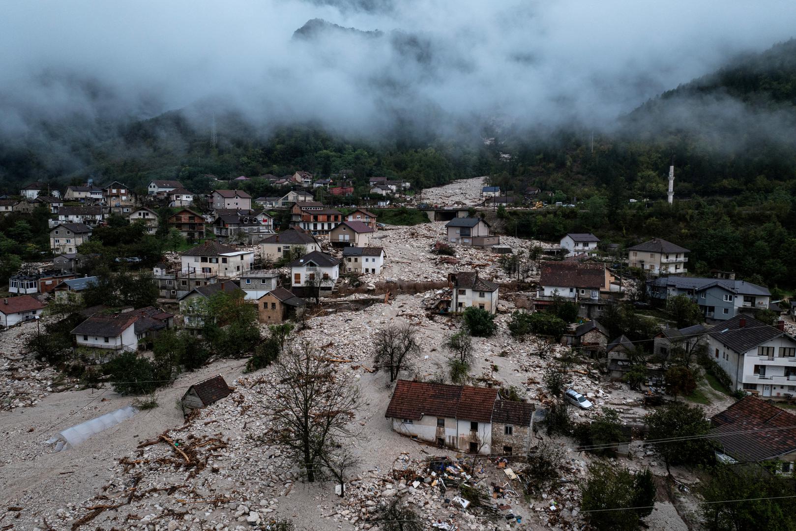 Pretražuje se i Neretva budući je bilo dojava da su bujice odnijele najmanje jednoga muškarca prema toj rijeci. Načelnik Jablanice Damir Šabanović kaže da je angažiran veliki broj spasilaca i građevinskih strojeva. „Dajemo maksimum napora da pomognemo svima, da spasimo ljude i objekte“, rekao je on.