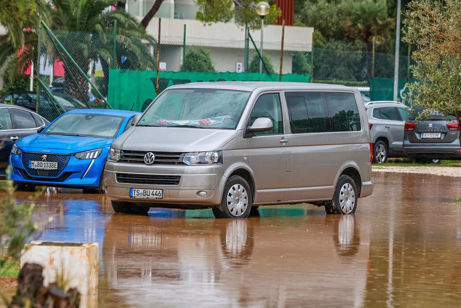 12.09.2024., Umag - 
Nakon jakog juga i kise potopljeni su neki dijelovi Umaga a poslje je jak vijetar izmamio znatizeljne turiste i surfere na more Photo: Srecko Niketic/PIXSELL