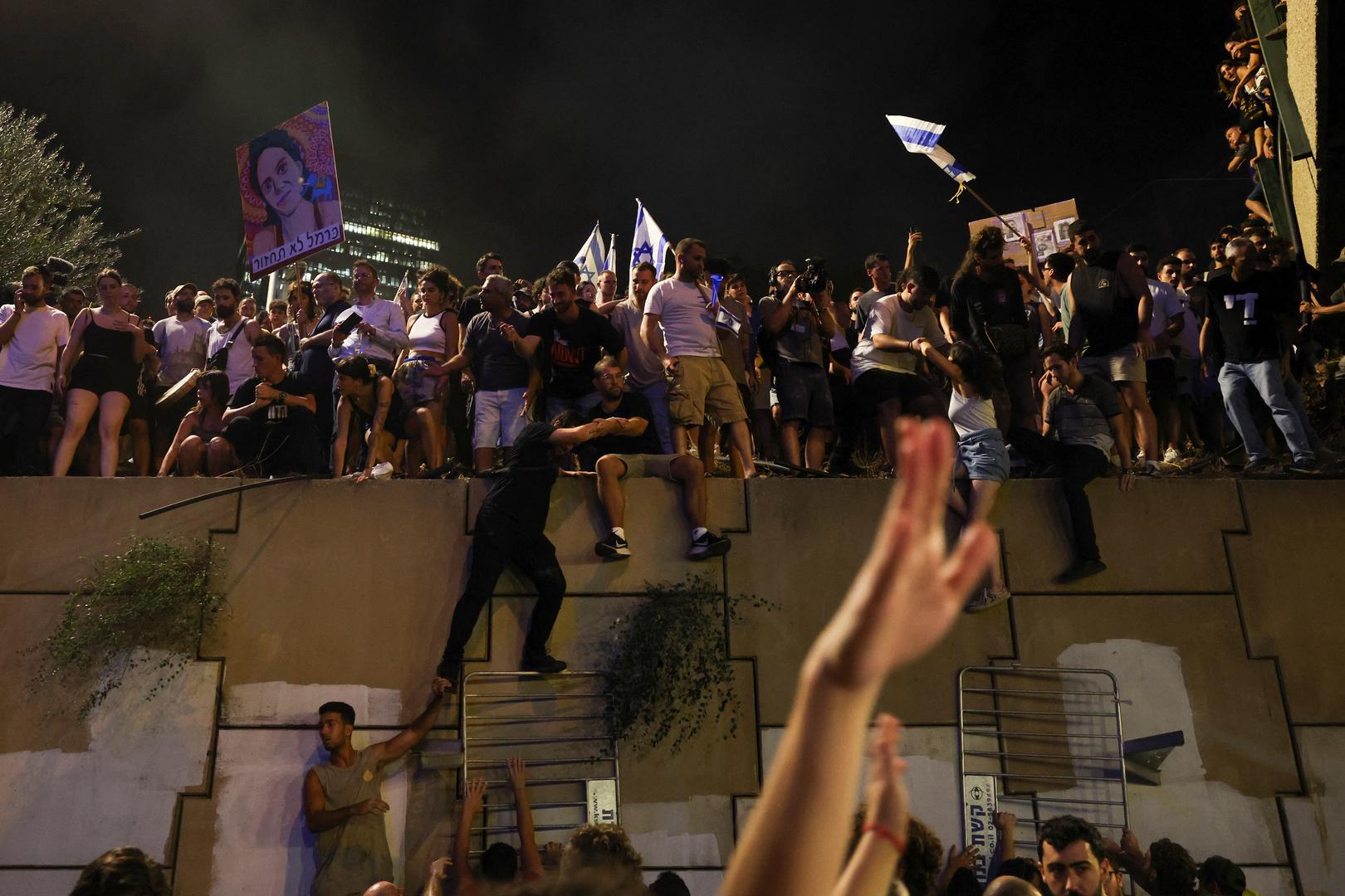 Premijer Benjamin Netanyahu, pod sve većim pritiskom da postigne dogovor o taocima nakon mjeseci zastoja, zaprijetio je Hamasu u nedjelju da će "poravnati račune".