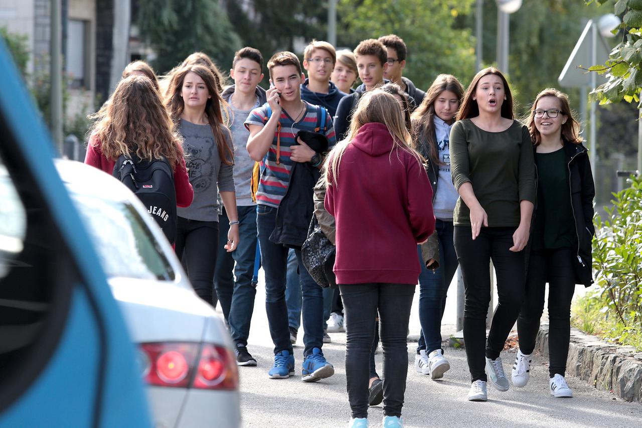 28.09.2015., Zagreb - Ucenici XVIII. gimnazije pred skolom cekaju nastavu. Kao i u vecini skola u Republici Hrvatskoj, i u ovoj se gimnaziji zbog strajka odrzava samo dio nastave.  Photo: 