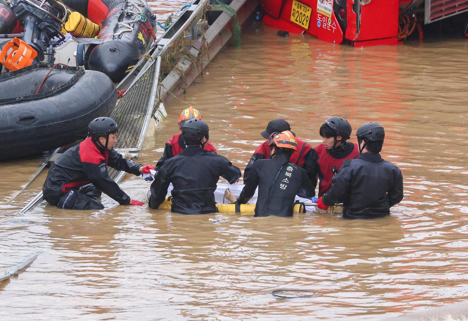 SENSITIVE MATERIAL. THIS IMAGE MAY OFFEND OR DISTURB Rescue workers carry the body of a victim recovered during a search and rescue operation near an underpass that has been submerged by a flooded river caused by torrential rain in Cheongju, South Korea, July 16, 2023.   REUTERS/Kim Hong-ji     TPX IMAGES OF THE DAY Photo: KIM HONG-JI/REUTERS