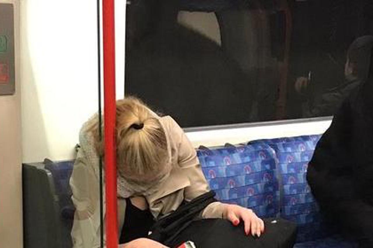 zaspala u vlaku