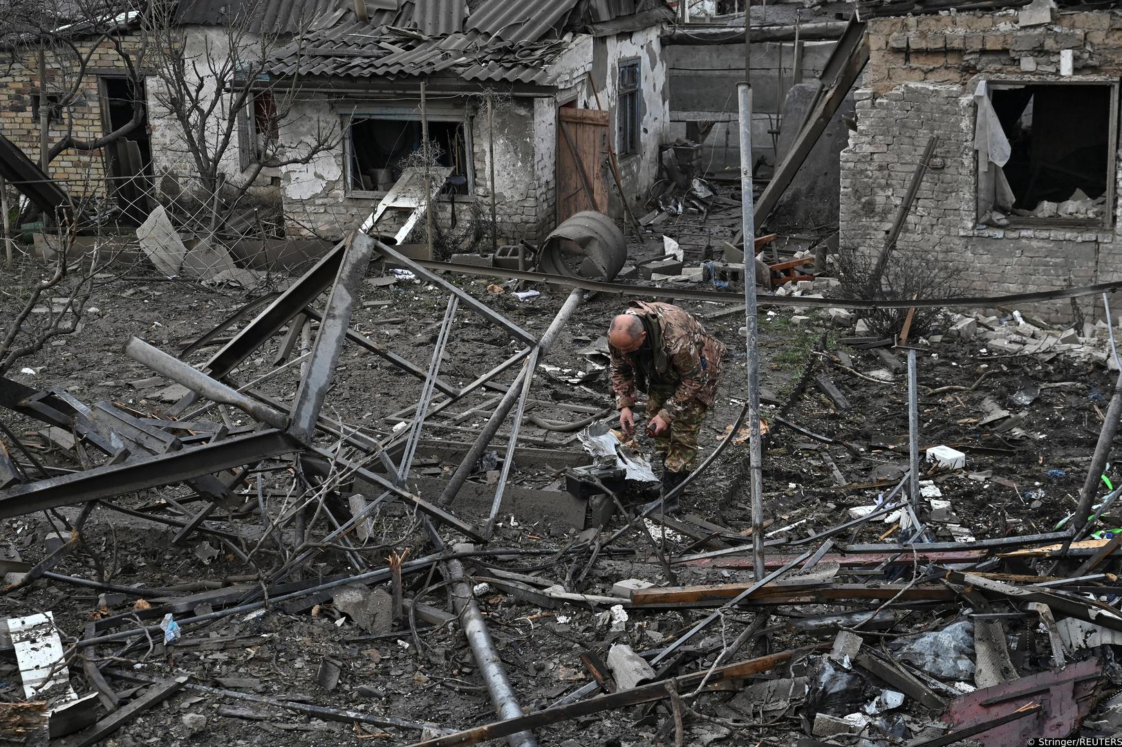 A police officer inspects remains of a Russian missile which hit a residential area, amid Russia's attack on Ukraine, in Zaporizhzhia, Ukraine April 9, 2023. REUTERS/Stringer Photo: Stringer/REUTERS