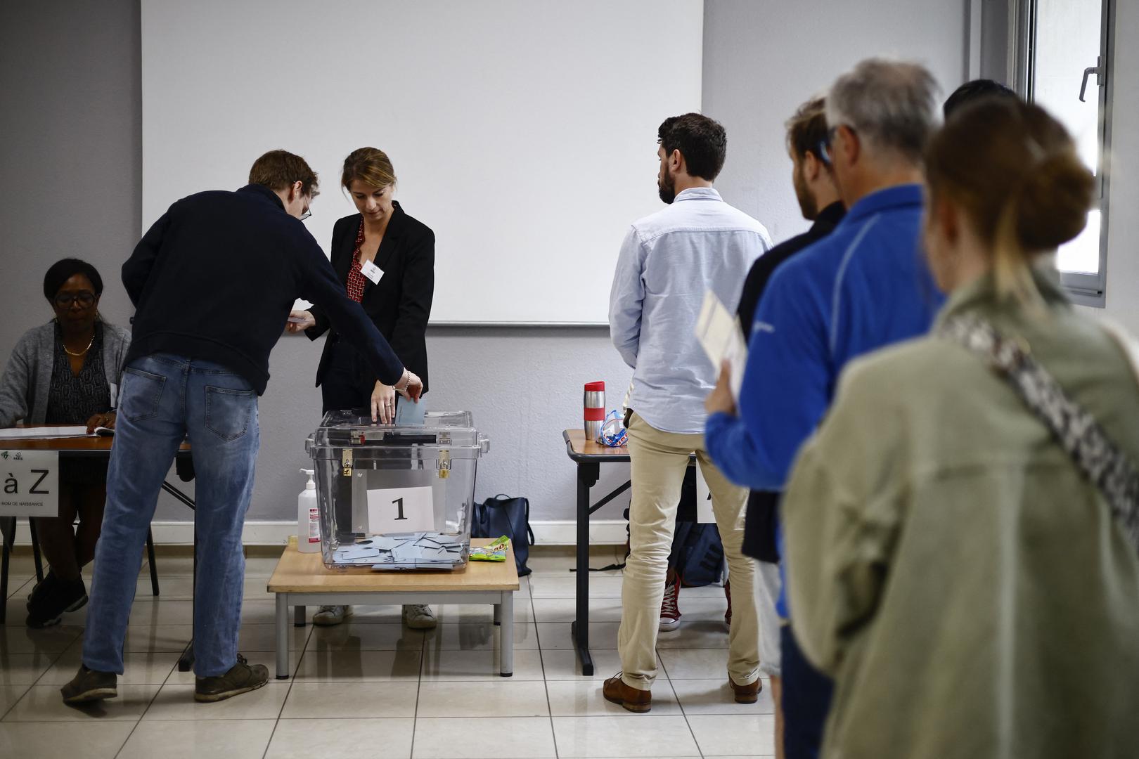 People queue to vote in the second round of the early French parliamentary elections, at a polling station in Paris, France, July 7, 2024. REUTERS/Yara Nardi Photo: YARA NARDI/REUTERS