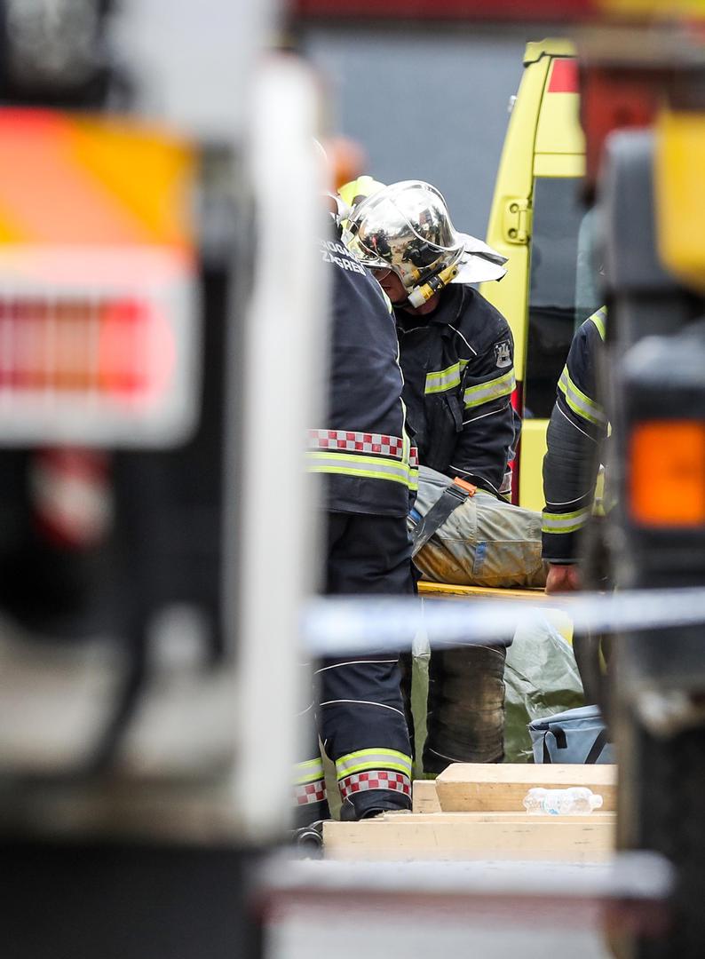 15.05.2021., Zagreb - Muskarac je preminuo nakon sto ga je u oko 13 sati zatrpala zemlja dok je kopao kanal. Na mjesto nesrece odmah su stigli vatrogasci i Hitna pomoc, ali nisu ga uspjeli spasiti. Photo: Luka Stanzl/PIXSELL