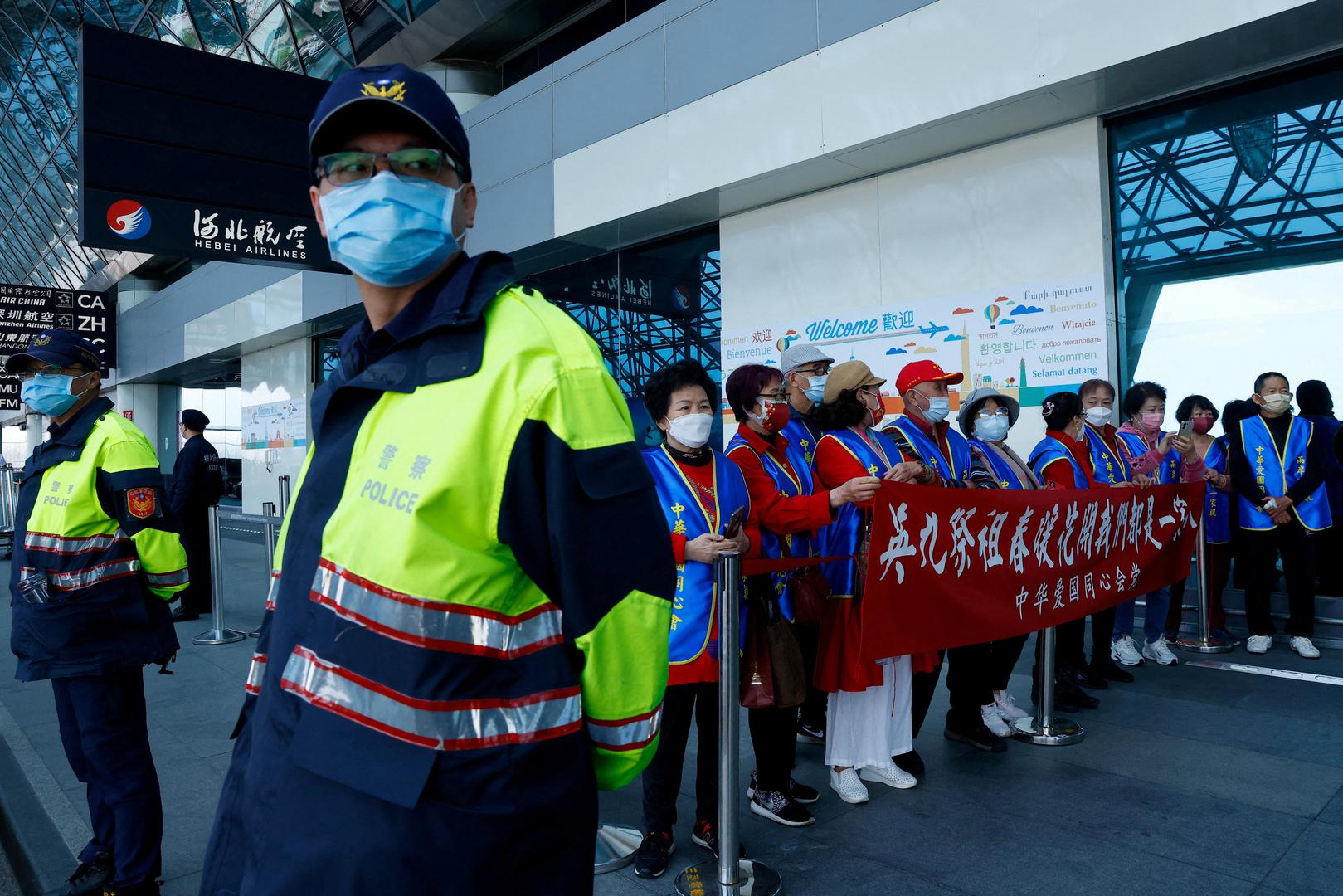 Supporters gather outside the airport to welcome former Taiwan President Ma Ying-jeou for his visit to China in Taoyuan, Taiwan March 27, 2023. REUTERS/Ann Wang Photo: Ann Wang/REUTERS