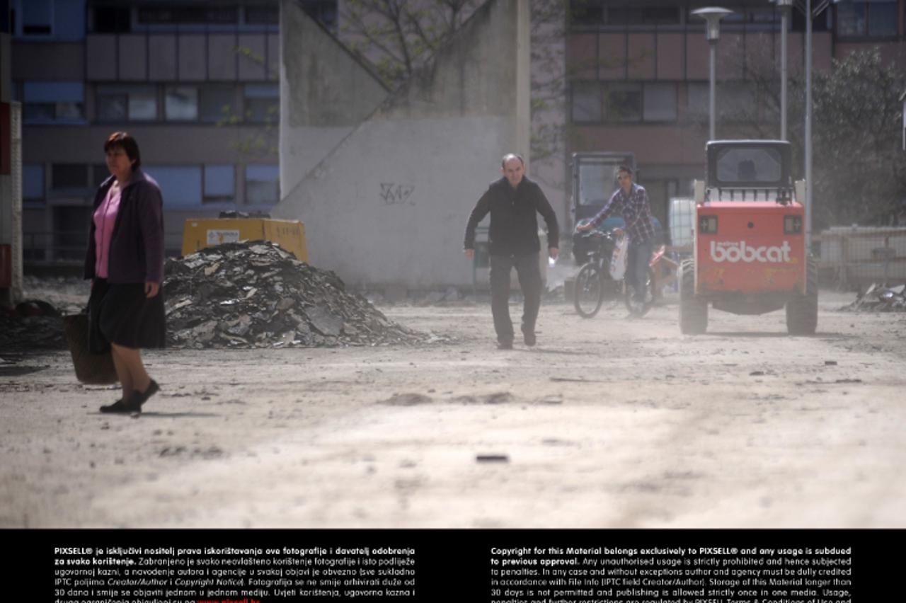 '15.04.2013., Zagreb - Stanari Mamutice zive okruzeni prasinom, jer  se trenutno obnavlja plato i sve im je raskopano.  Photo: Daniel Kasap/PIXSELL'