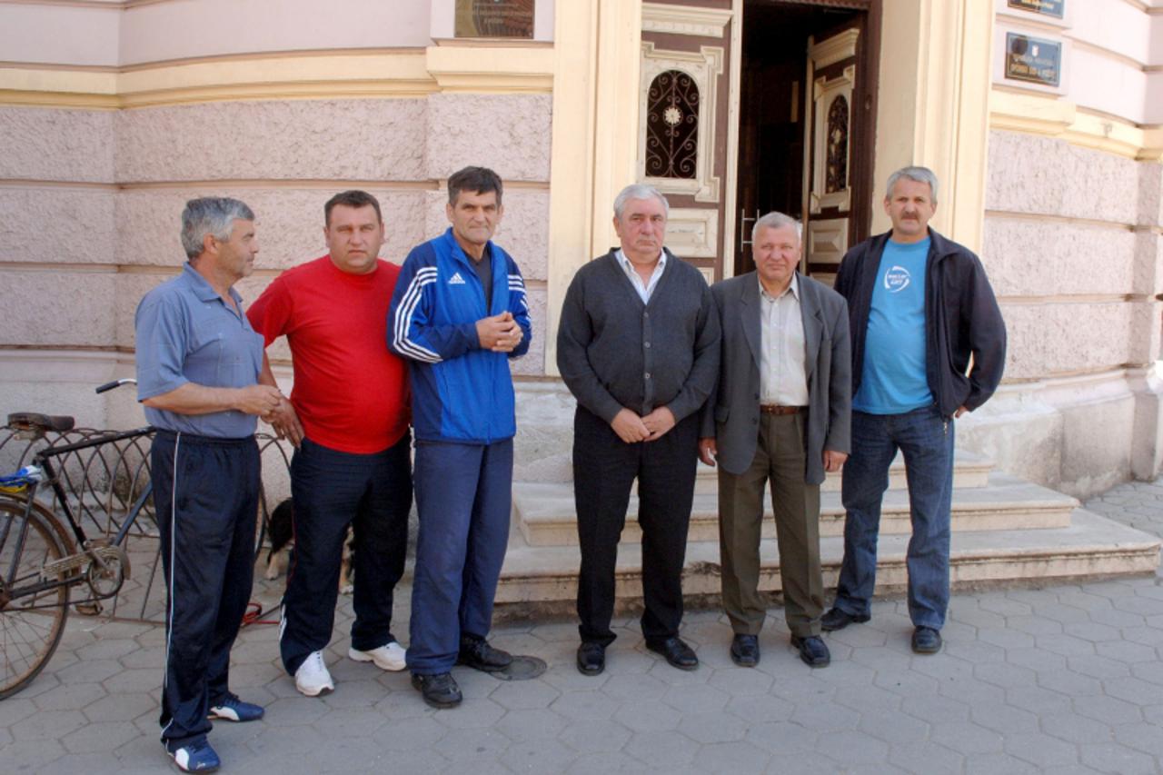 'Pozega-13.05.2011. Bivsi radnici Kamena ingrada cije ce kuce iduci tjedan  biti prodane  zbog ovrhe suda. Photo: Dusko Mirkovic/PIXSELL'