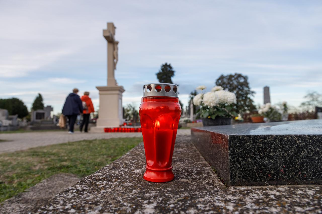 Blagdan Svih svetih na Memorijalnom groblju u Vukovaru