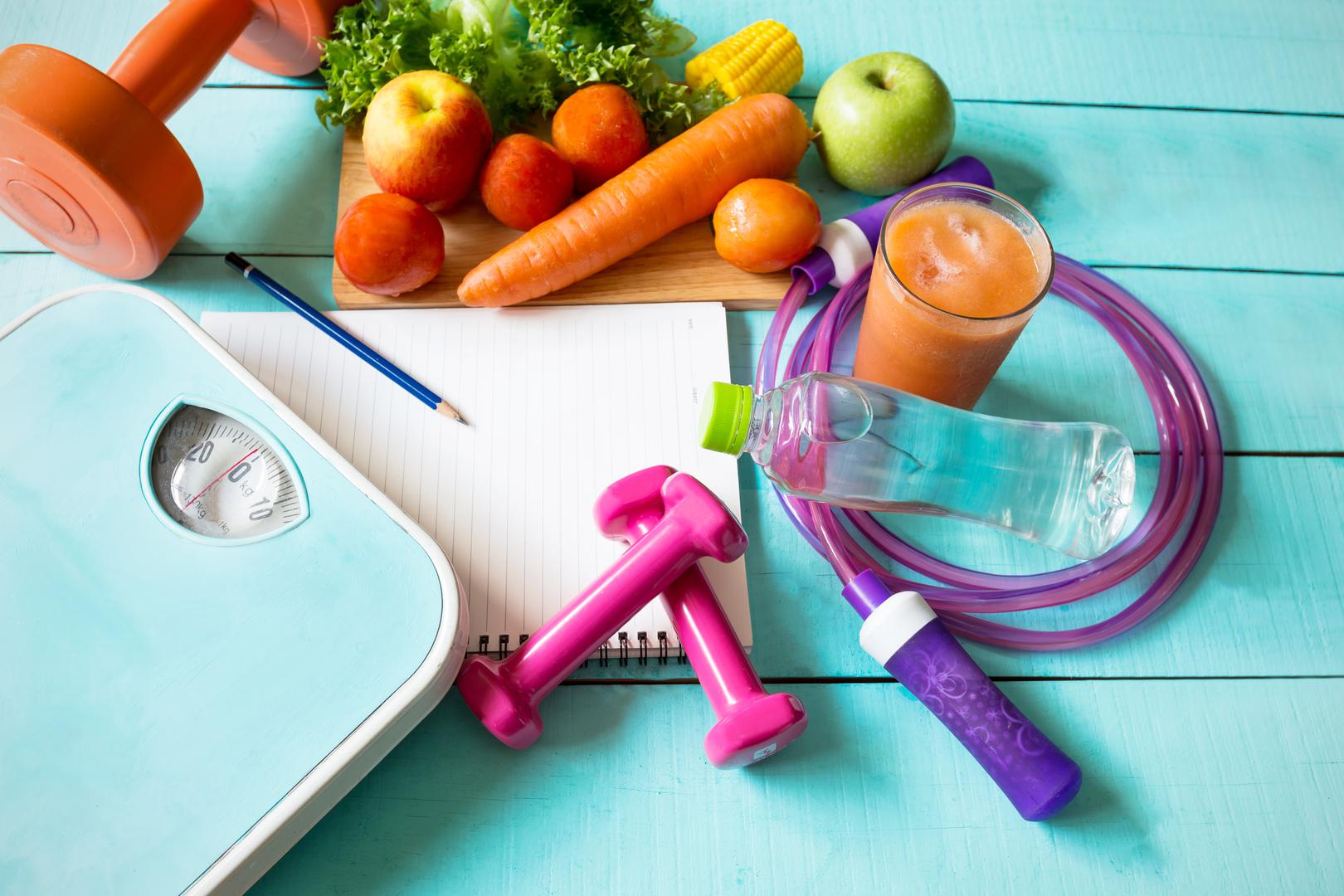 Kada je riječ o našem dnevnom unosu hrane, preporučuje se 2500 kcal za muškarce i 2000 kcal za žene. Ako želite smršavjeti, predlaže se da biste općenito trebali smanjiti oko 600 kcal svaki dan. Međutim, faktori kao što su težina, visina i različite razine aktivnosti znače da se te brojke jako razlikuju od osobe do osobe. Prije nego što se odlučite s bilo kojim novim planom prehrane, porazgovarajte sa svojim liječnikom da biste bili sigurni da odgovara vašem zdravstvenom profilu. Ljubitelji zdravlja na TikTok profilu Health & Fitness predložili su ovih sedam jednostavnih recepata.

