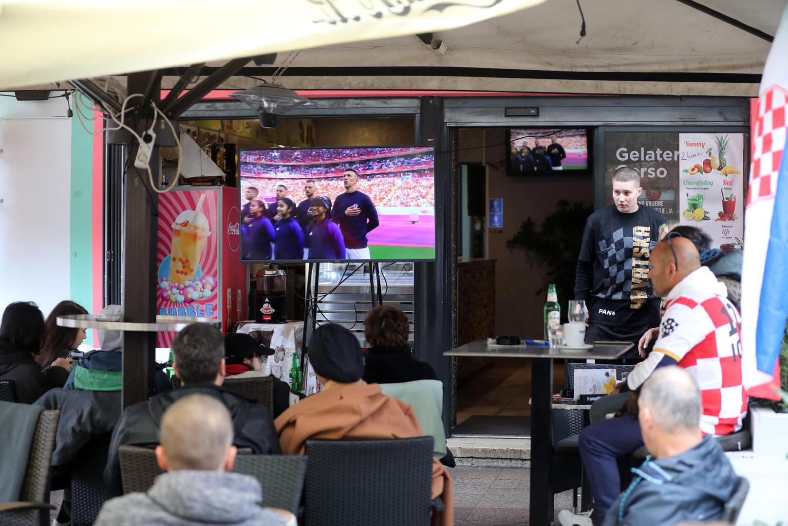 23.11.2022., Rijeka - Rijecani po kaficima na Korzu prate prijenos nogometne utakmice Hrvatska - Maroko.  Photo: Goran Kovacic/PIXSELL