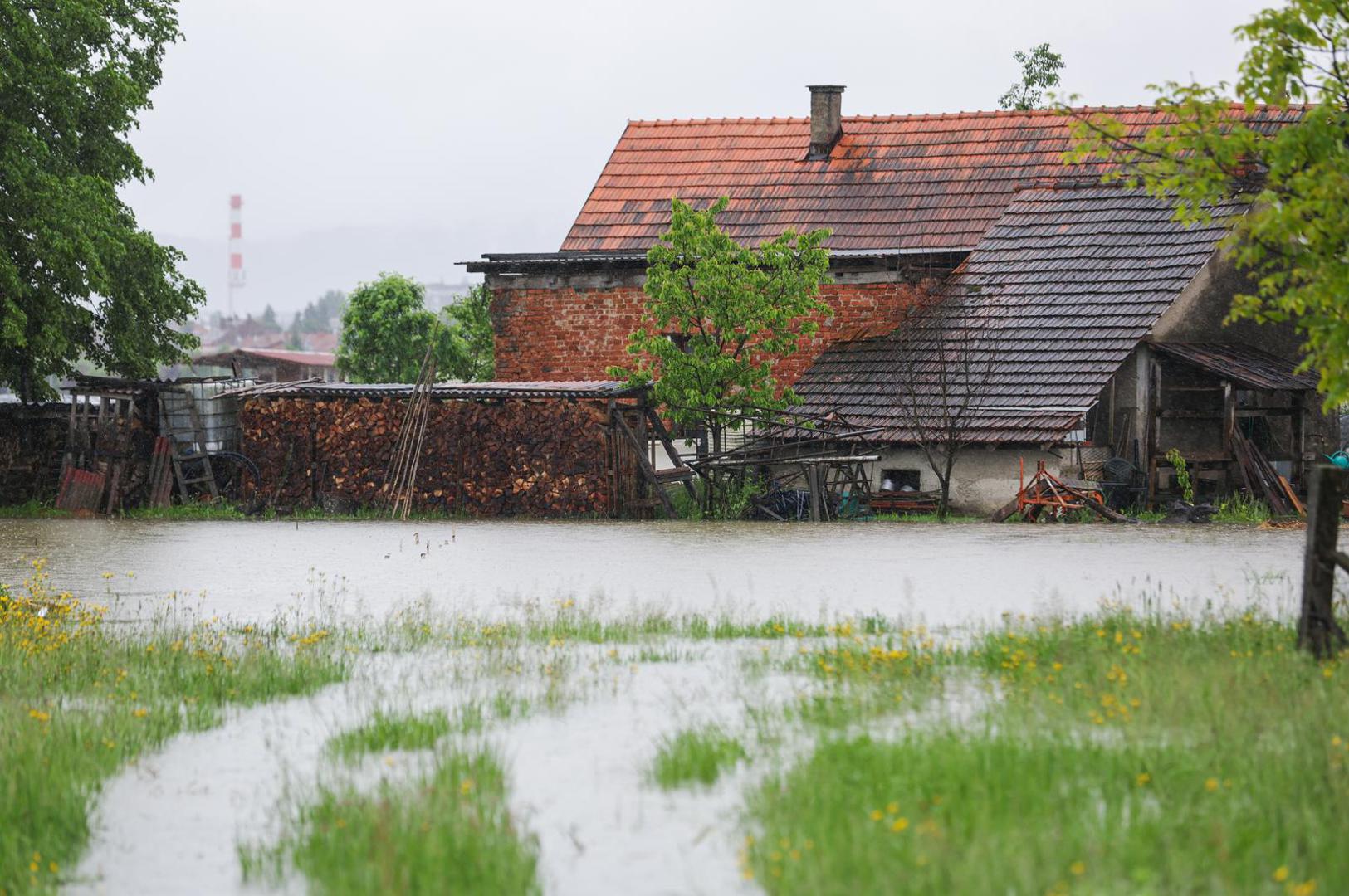 17.05.2023., Karlovac - U naselju Selce rijeka Kupa se izlila iz korita te se izlila na cestu. Photo: Luka Stanzl/PIXSELL