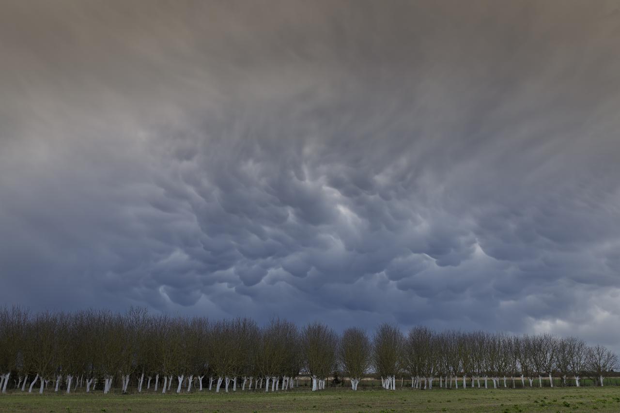 Iznad Čepina pojavili su se mammatus oblaci