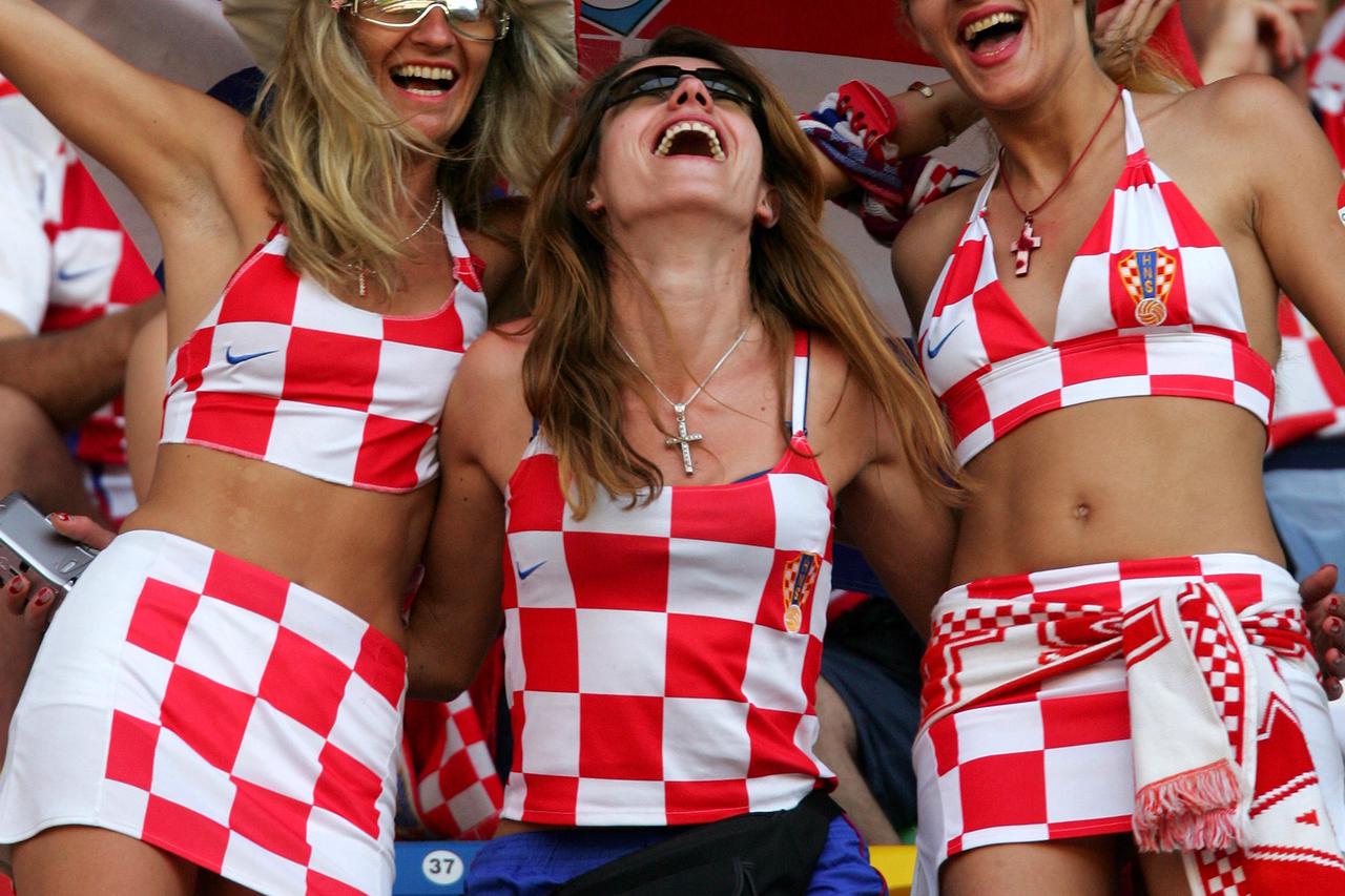 Supporters of Croatia cheer before the start of the Euro 2004 Group B soccer match between Croatia and France at the Magalhaes Pessoa stadium in Leiria, June 17, 2004. REUTERS/Jean-Paul Pelissier  PH/CRB Reuters / Picture supplied by Action Images *** Loc