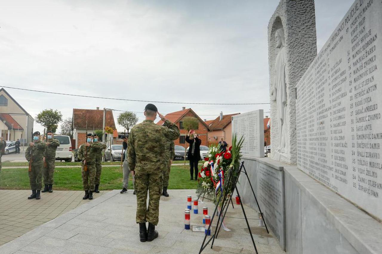 Bogdanovci: Ministar branitelja Tomo Medved odao počast žrtvama Domovinskog rata