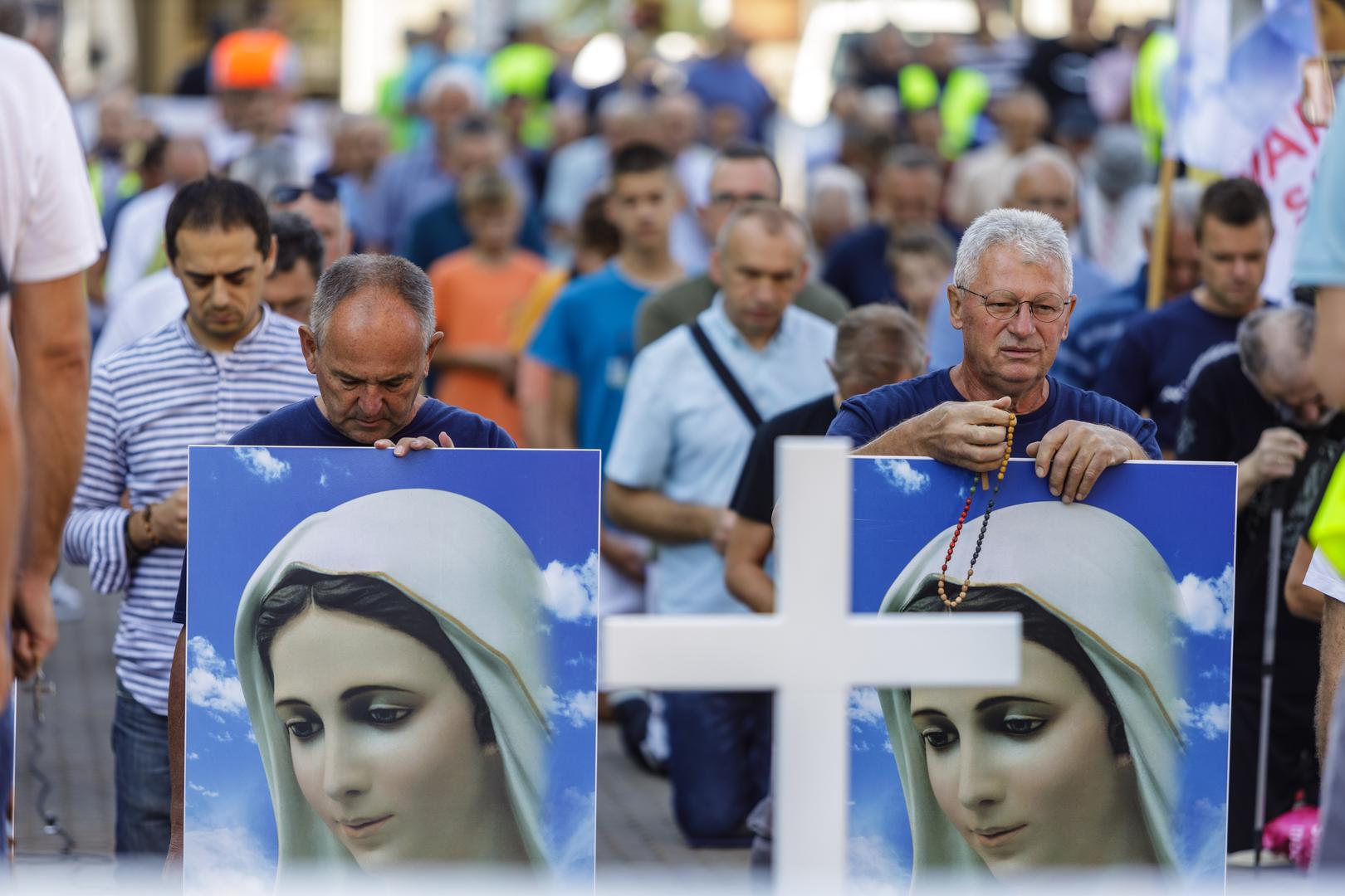 Također, traženo je prestanak pobačaja i otvorenost bračnih parova životu, za svete i autentične crkvene pastire te nova duhovna zvanja, kao i za duše u čistilištu i osobne nakane.