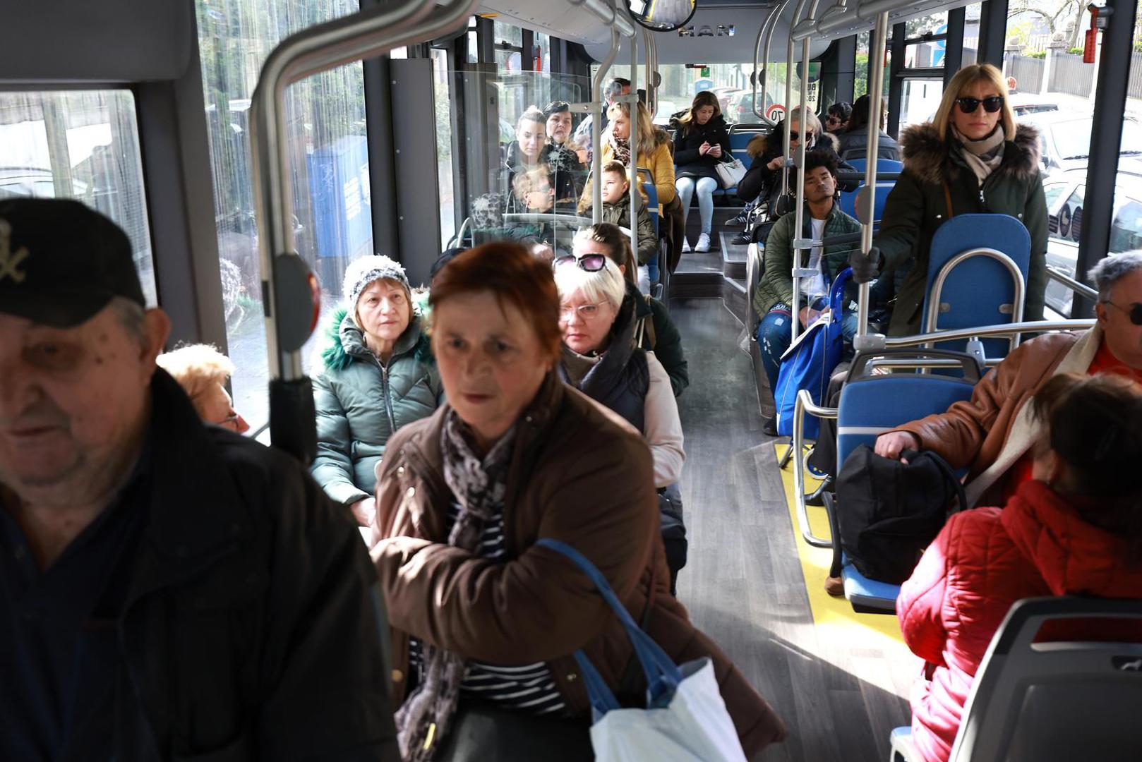 04.04.2023., Zagreb - Britanski trg. ZET testira elektricni autobus na liniji 138 za Zelengaj. Photo: Sanjin Strukic/PIXSELL