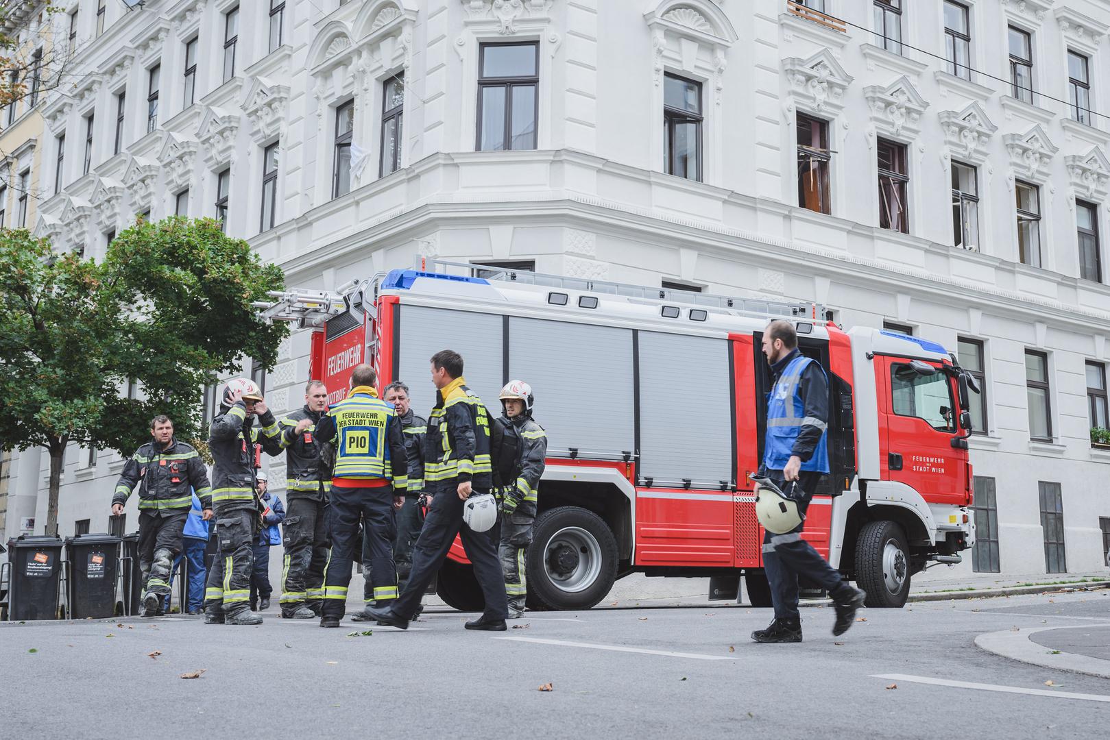 07.08.2023, Wien AUT, Explosion in Wohnung in 1140 Wien, im Bild Feuerwehrmänner mit der zerstörten Wohnung im Hintergrund // Firefighters with the destroyed apartment in the background during the Explosion in apartment in 1140 Vienna. Austria on 2023/08/07. EXPA Pictures © 2023, PhotoCredit: EXPA/ Max Slovencik Photo: EXPA/ Max Slovencik/EXPA