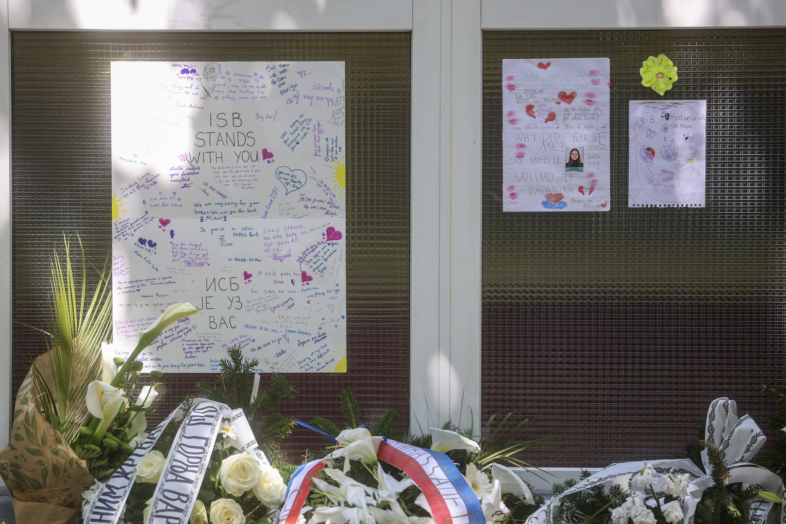 07.05.2023., Beograd, Srbija - Veliki broj gradjana dosao je ispred osnovne skole "Vladislav Ribnikar”, kako bi se upisao u knjigu zalosti. Photo: Armin Durgut/PIXSELL