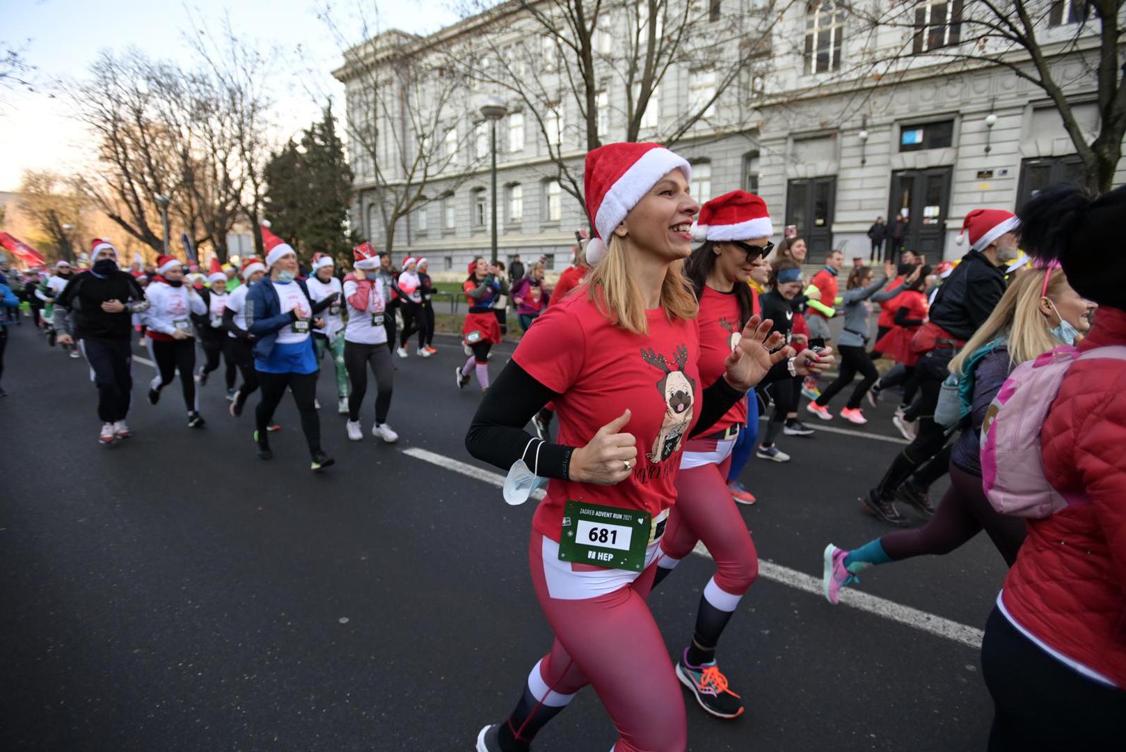 12.12.2021., Zagreb - Ispred hotela Westin startalabozicna utrka Zagreb Advent run 2021.