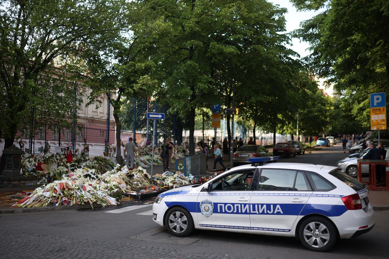 Beograd: Ispred osnovne škole "Vladislav Ribnikar" neprestano pristižu građani kako bi zapalili svijeću