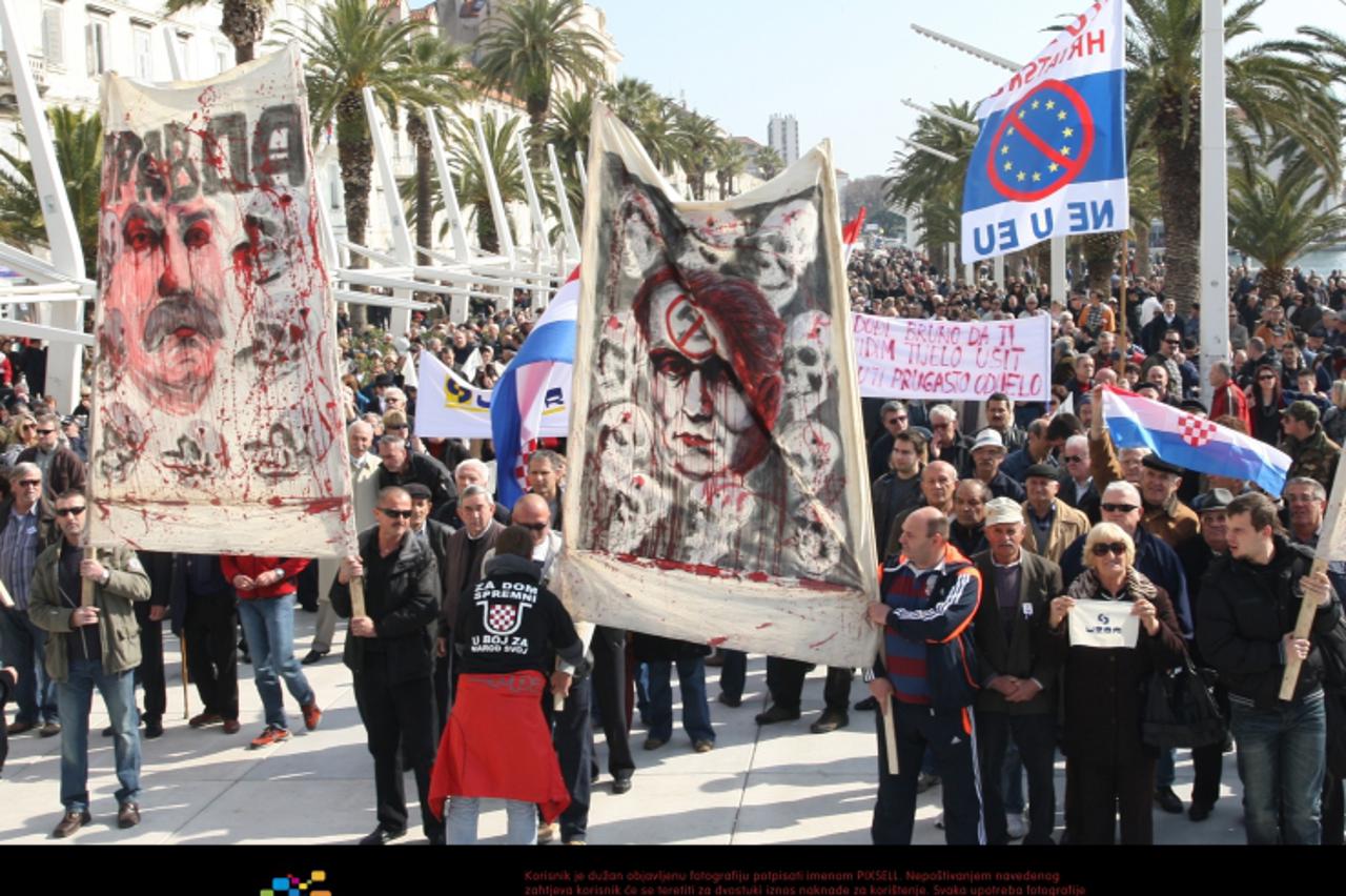 '27.02.2011.,Split - Skup podrske progonjenim hrvatskim braniteljima i protiv Vlade RH na splitskoj rivi. Photo: Ivo Cagalj/PIXSELL'