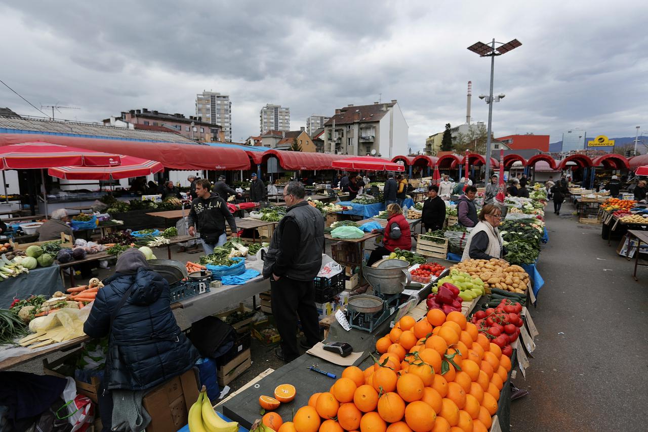 02.04.2015., Zagreb - Bogata ponuda voca, povrca i ostalih namirnica na Tresnjevackoj trznici. Photo: Tomislav Miletic/PIXSELL