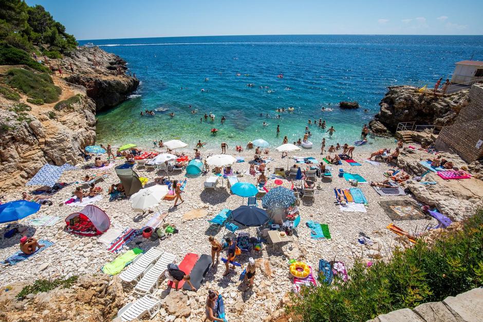 Turisti bezbrižno uživaju na pulskim plažama