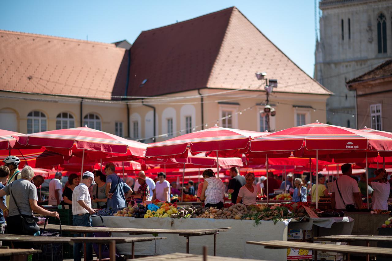 Zagreb: Tržnica Dolac u prijepodnevnim satima