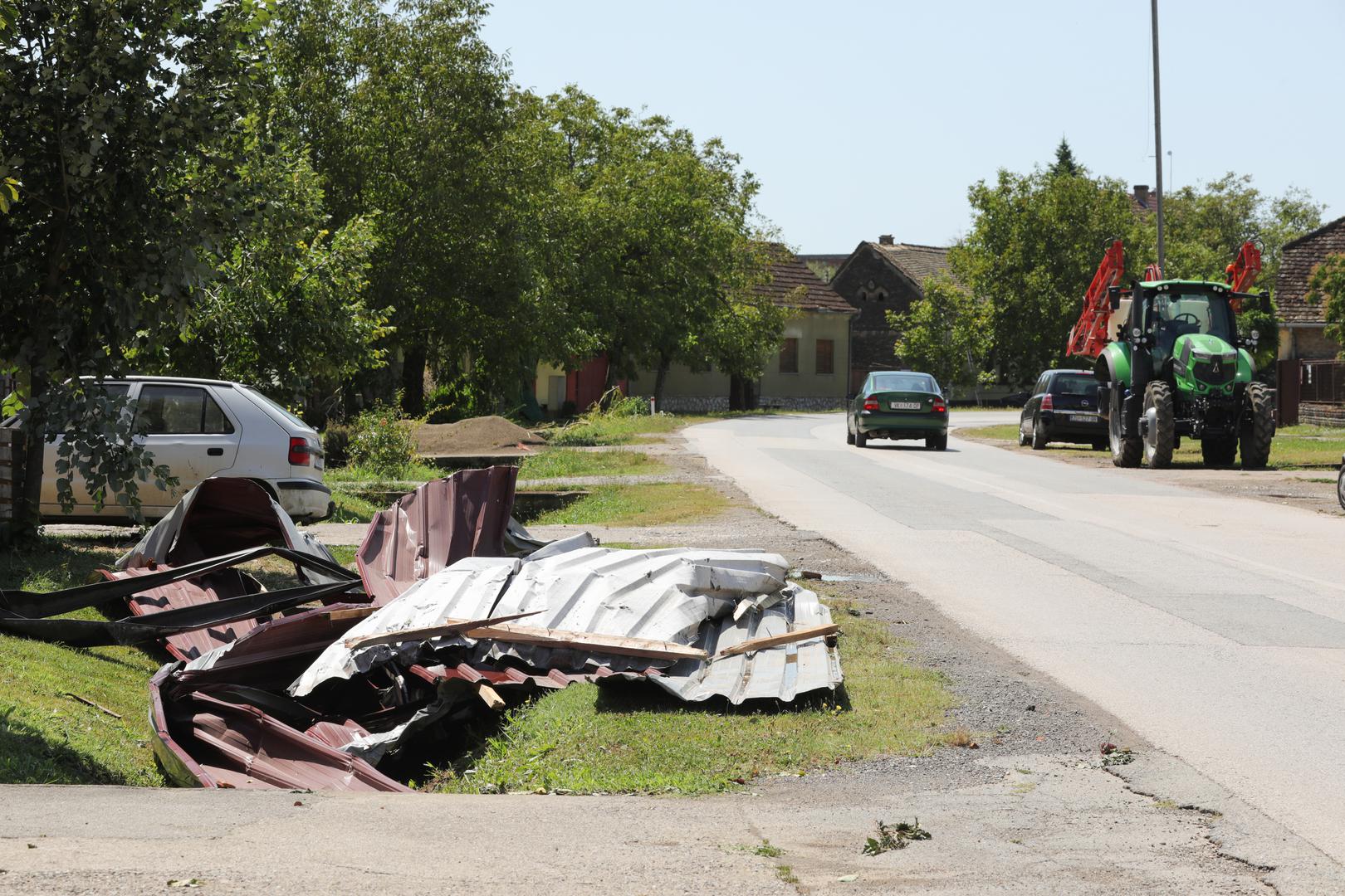 20.07.2023., Vinkovci - Gradiste, Andrijasevci i Cerna slavonska sela koja su jako strradala od posljednjeg olujnog nevremena. Stanovnici pokusavaju sanirati stetu. Photo: Dubravka Petric/PIXSELL