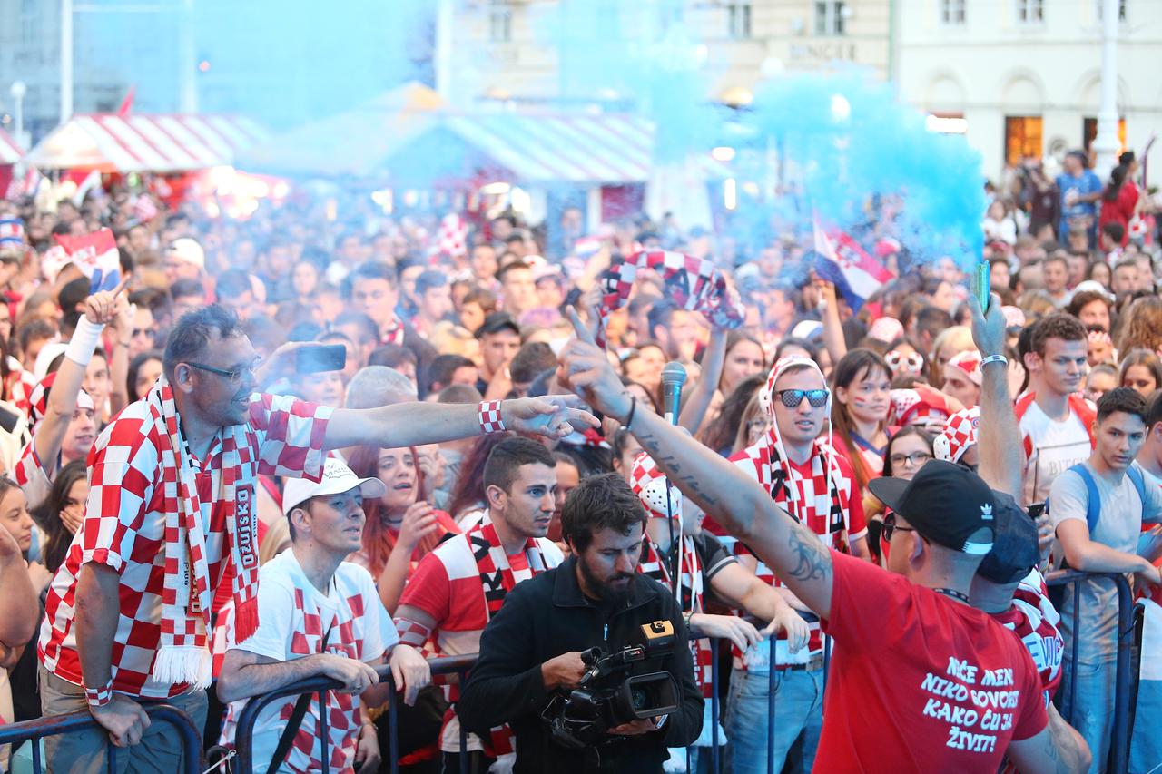 Zagreb: U fan zoni "Budi ponosan" navijači gledaju prijenos utakmice Island - Hrvatska