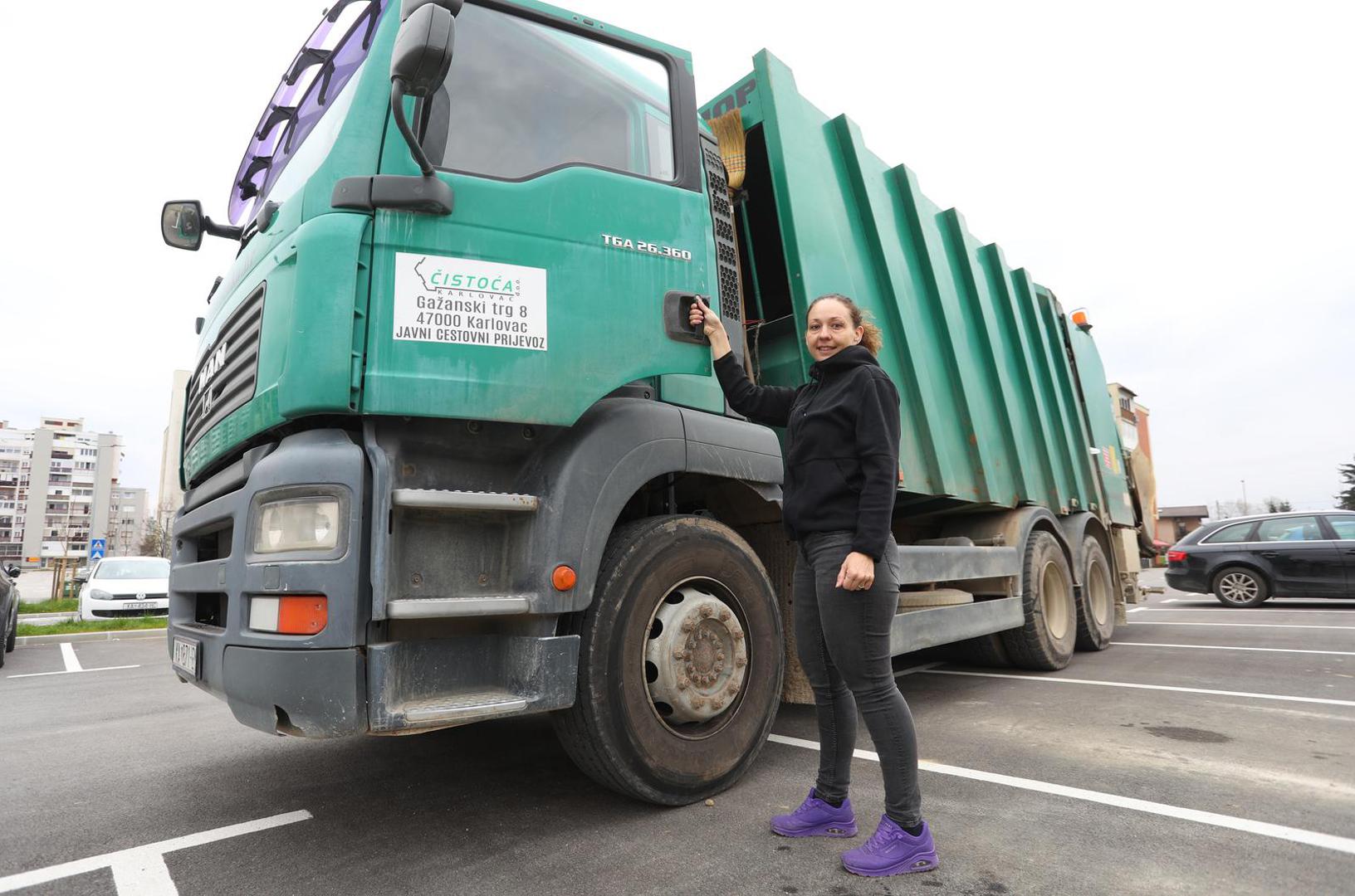 07.03.2024.,  Karlovac - Jelena Ivsic (40) jedina je vozacica kamiona u karlovackoj gradskoj tvrtki Cistoca u kojoj radi vec osam godina. Majka je trojice djecaka od 16,15 i 3,5 godine, u slobodno vrijeme vozi i motor. Photo: Kristina Stedul Fabac/PIXSELL